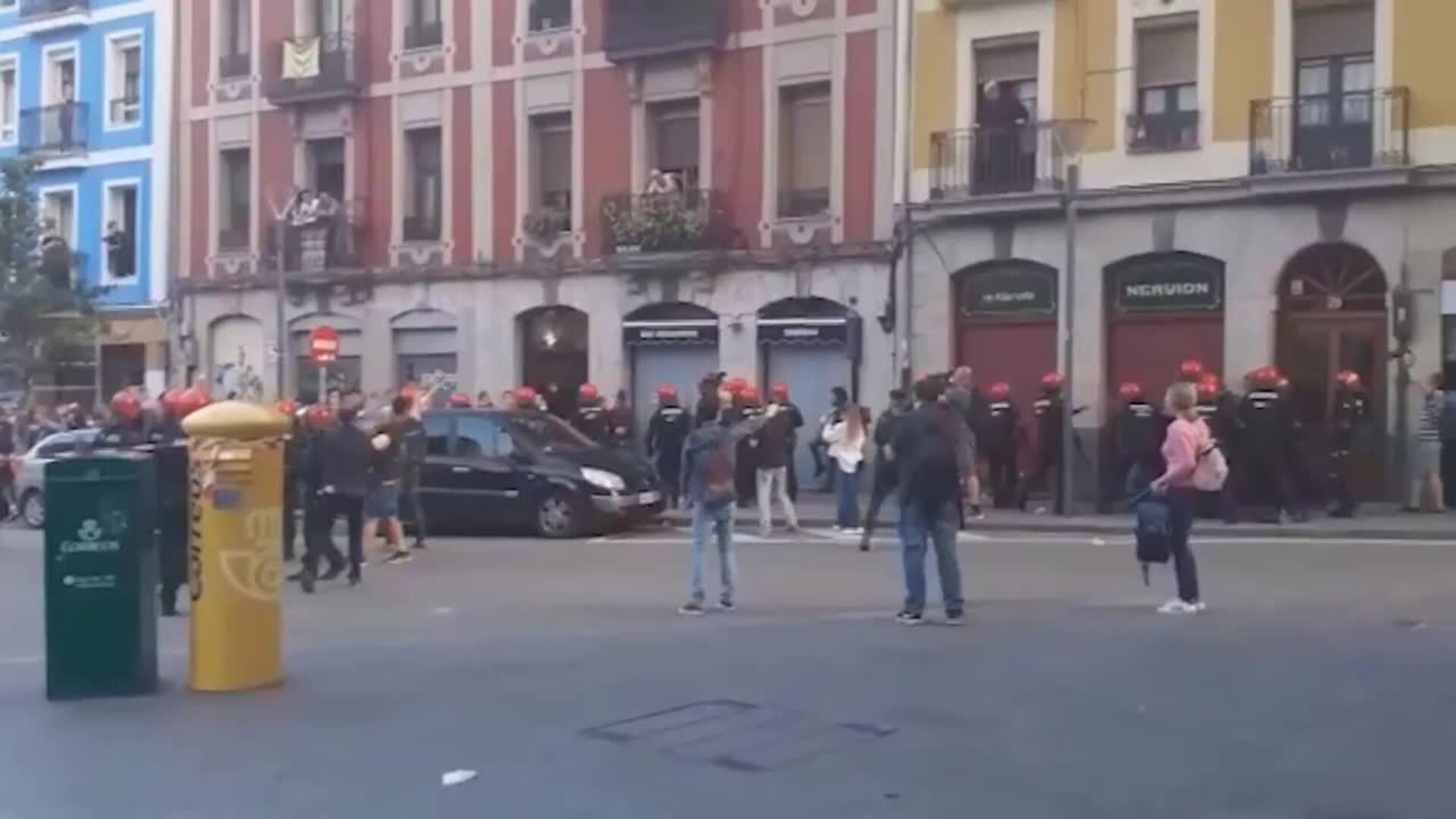 Ertzaintza carga contra grupos concentrados contra el mitin de Vox