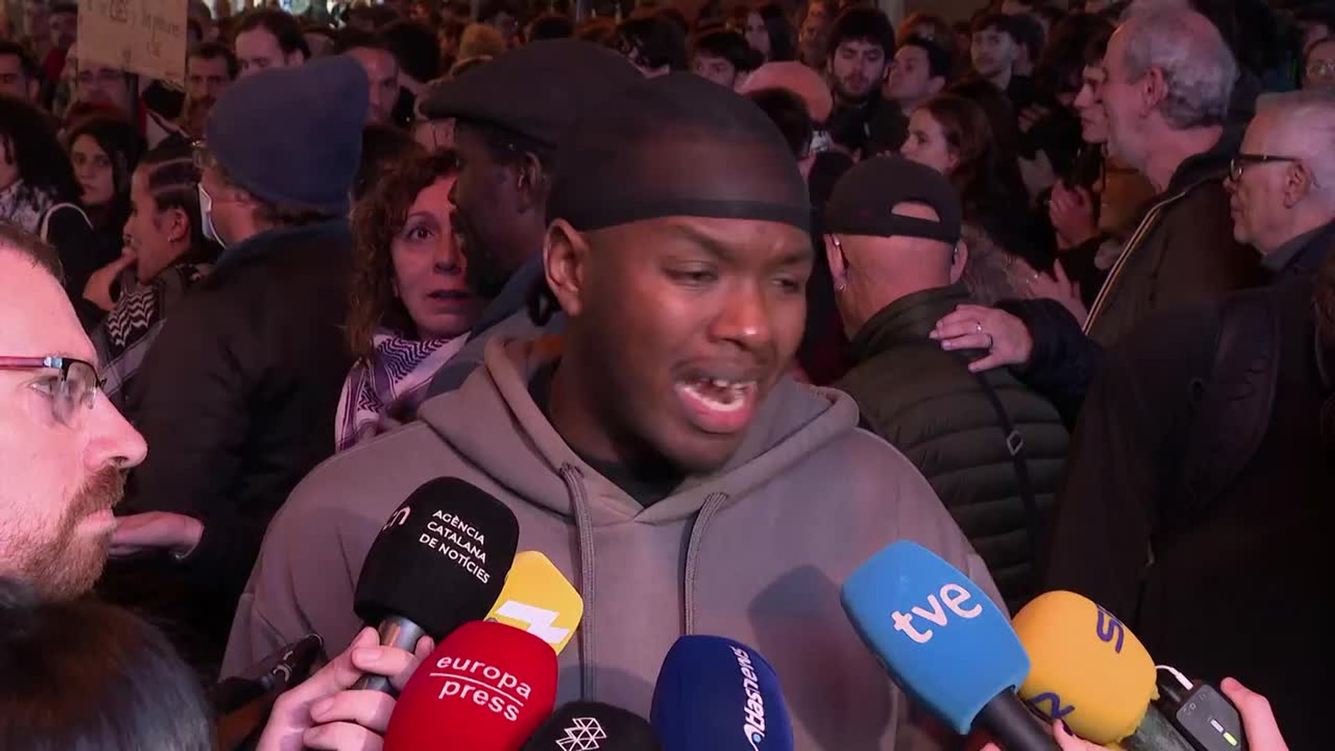 Unas 200 personas se concentran en Badalona (Barcelona) para protestar ...
