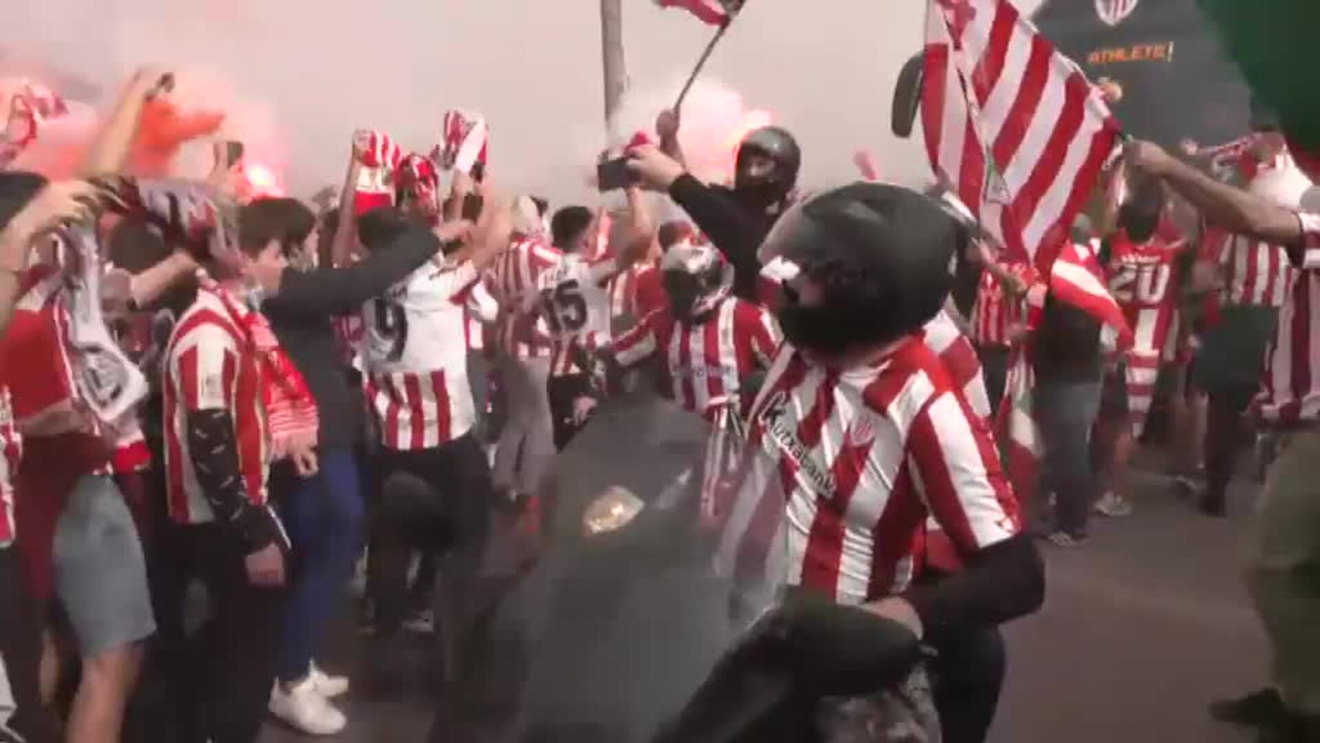 Miles de aficionados despiden al Athletic en Lezama desoyendo las recomendaciones sanitarias