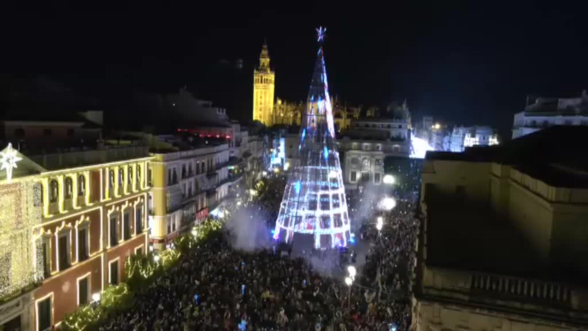 Sevilla luce el árbol navideño de luces led más alto de Europa