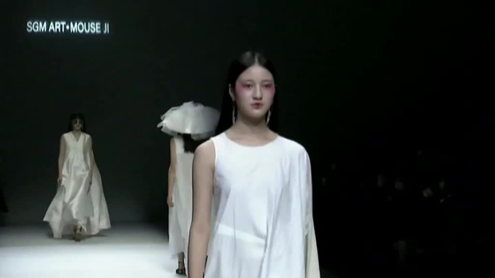 Pekín acoge las propuestas más rupturistas en la Semana de la Moda de China