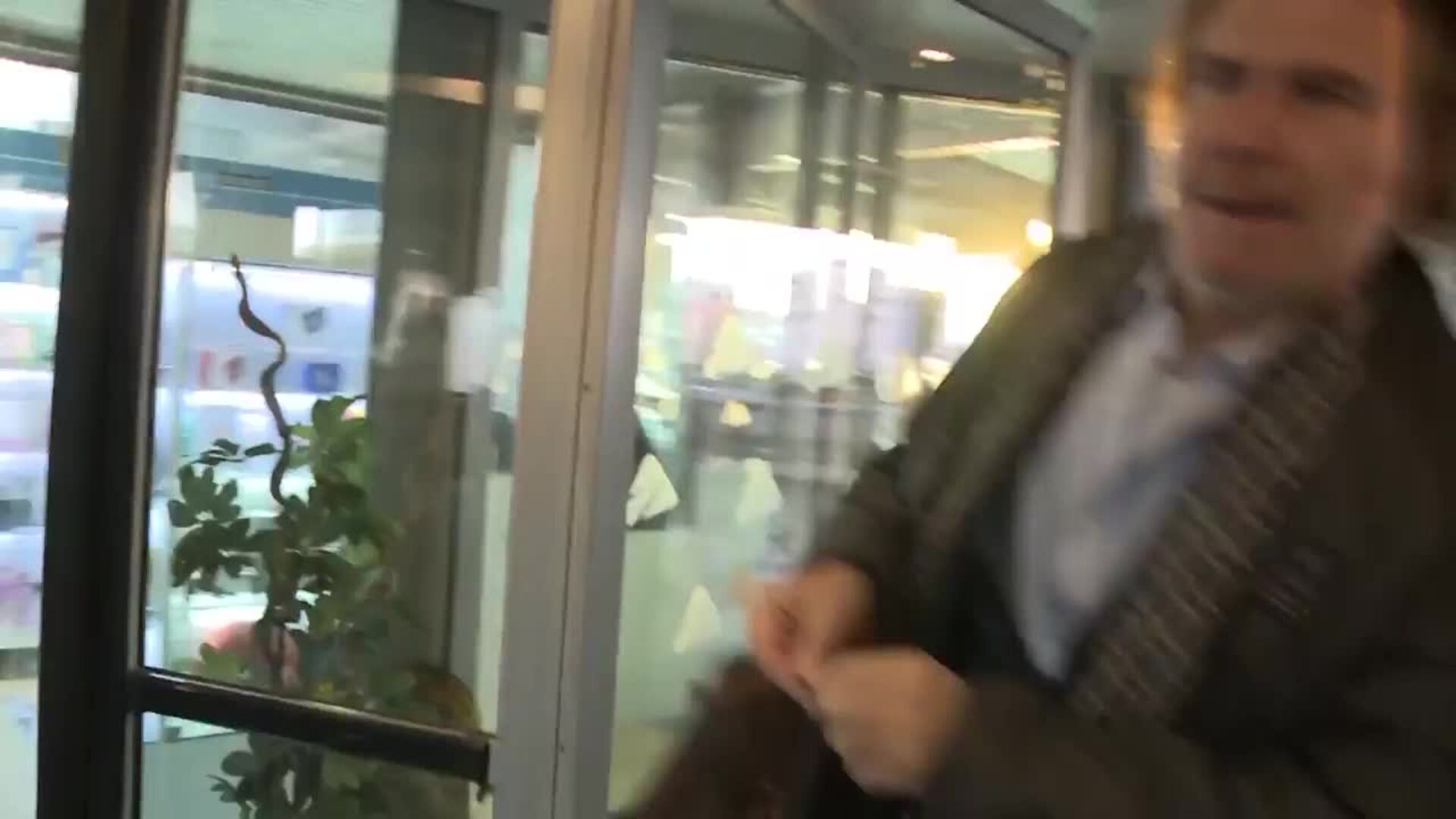 Arrocet se escapa a Panamá después de que se cancele su juicio por paternidad