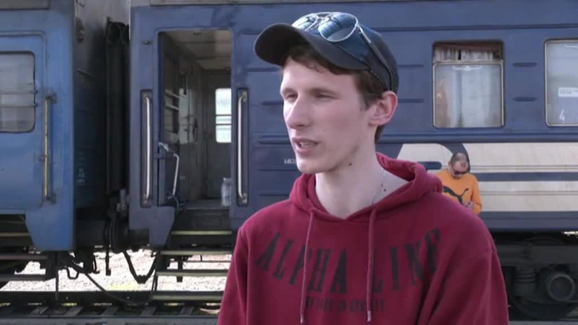 Habitantes de la región del Donbás huyen en tren