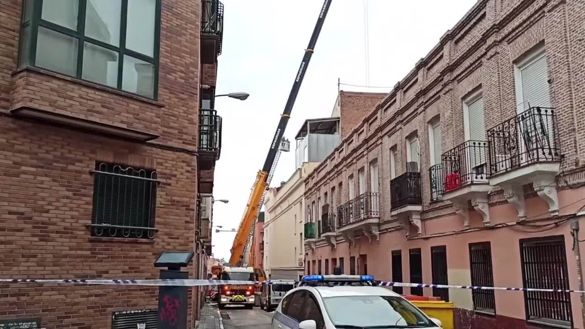 Bomberos trabajan en el incendio en una cubierta de un edificio de Tetuán
