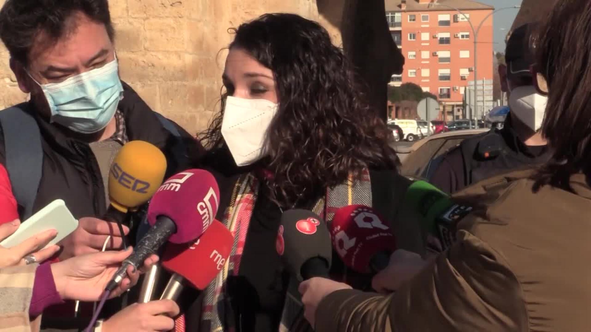 Madre de un bebé y agentes de Policía se reencuentran tras asistir al pequeño