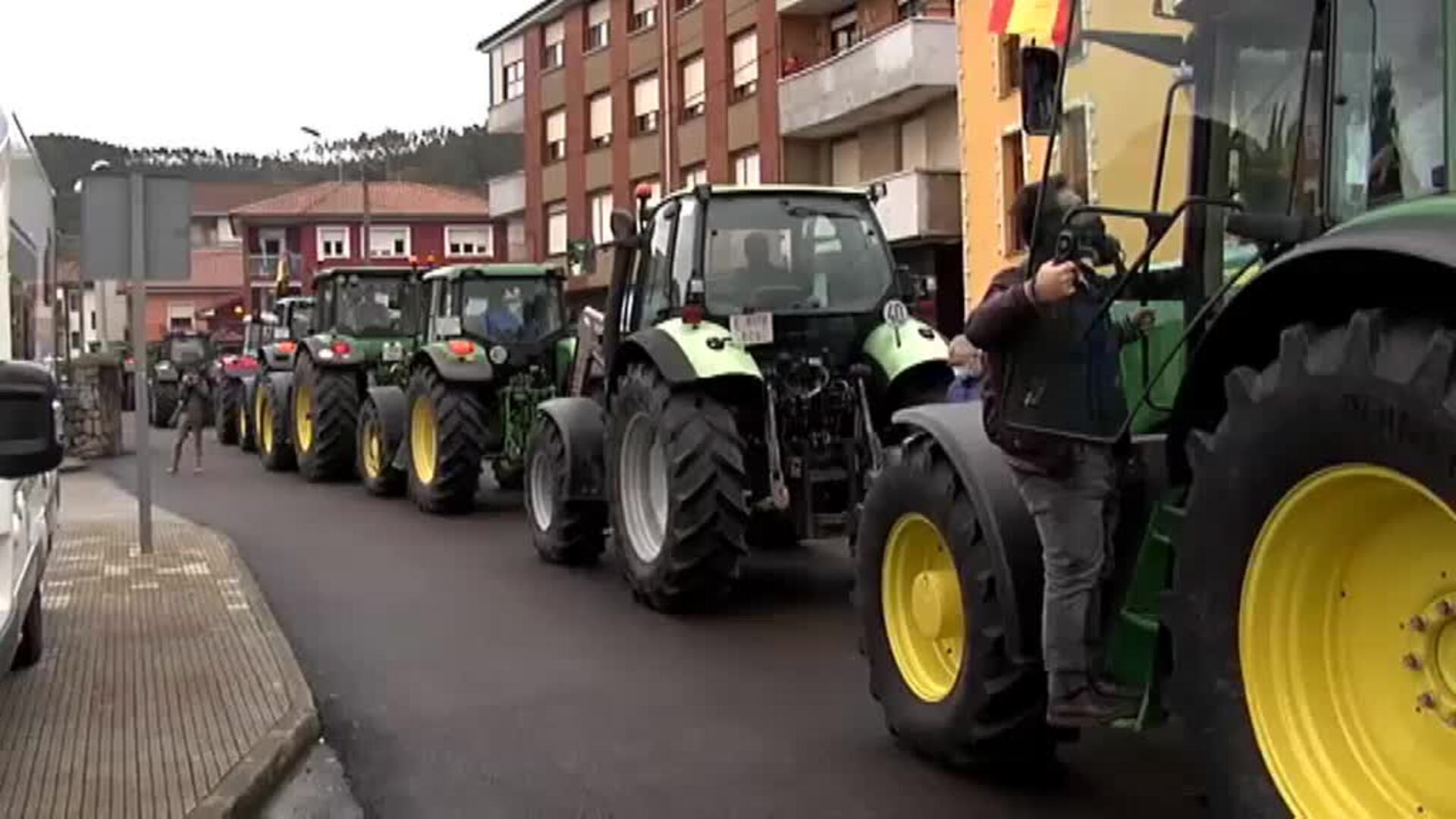 Tractorada de los ganaderos cántabros contra el precio de la leche