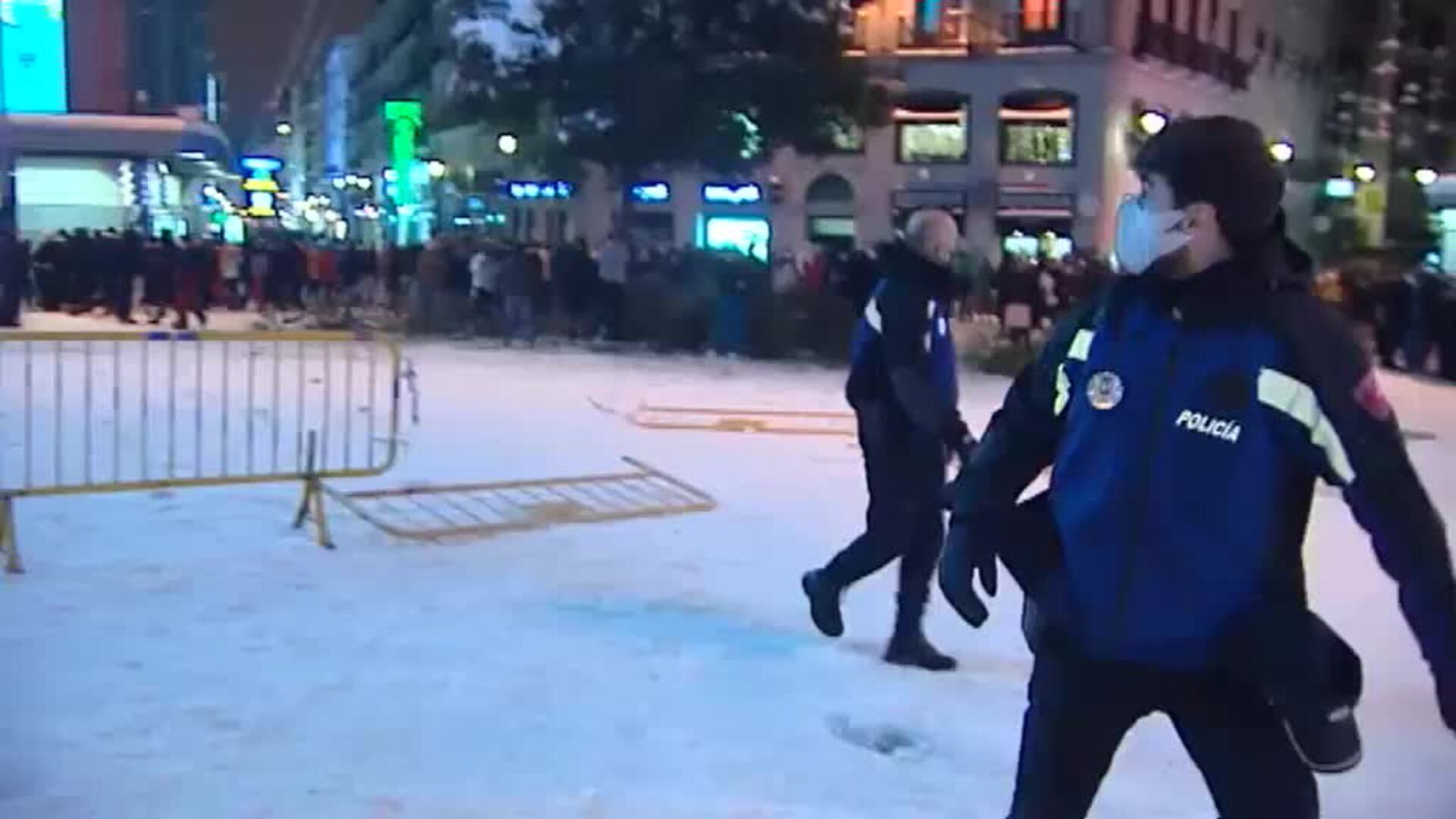 La Policía desaloja a cientos de jóvenes que se tiraban bolas de nieve en el centro de Madrid