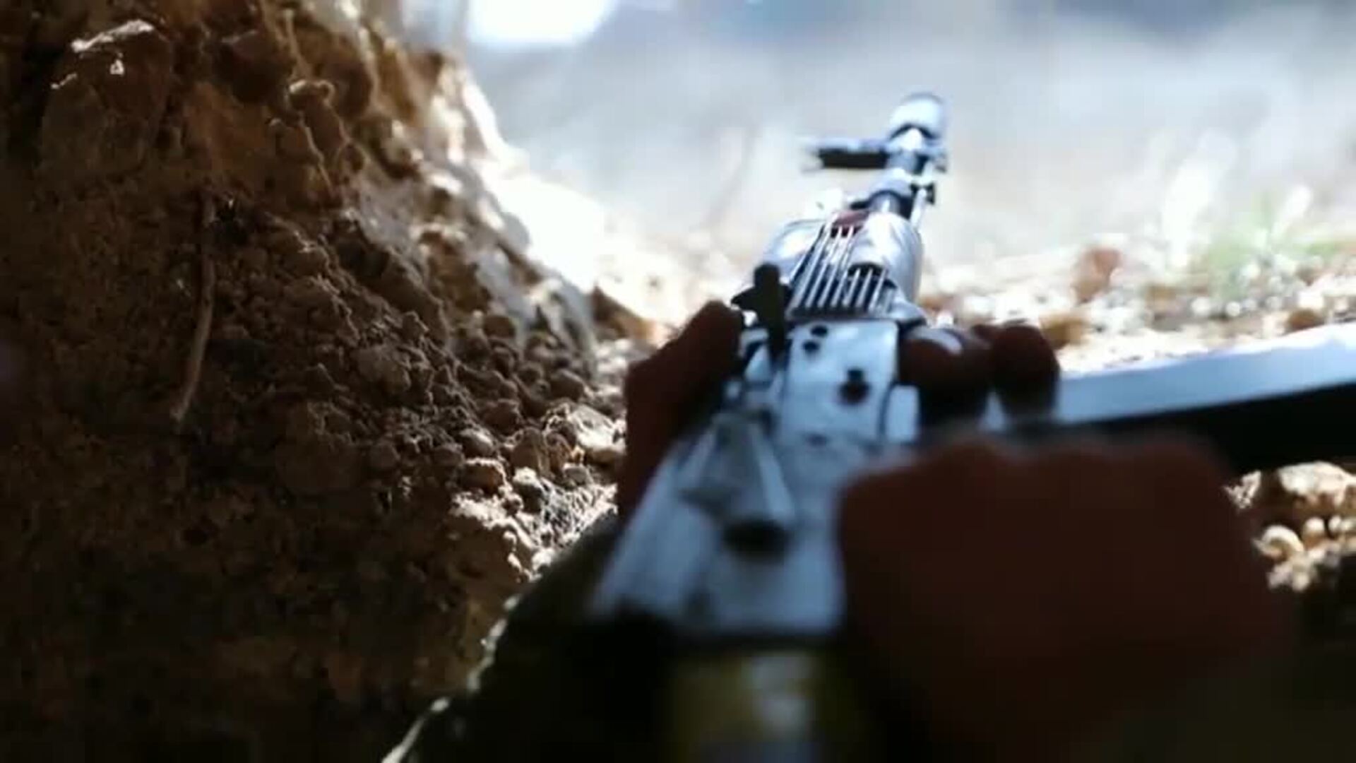 El alcalde de Kiev, Vitali Klitschko, distribuye un vídeo visitando supuestamente las trincheras de la capital ucraniana