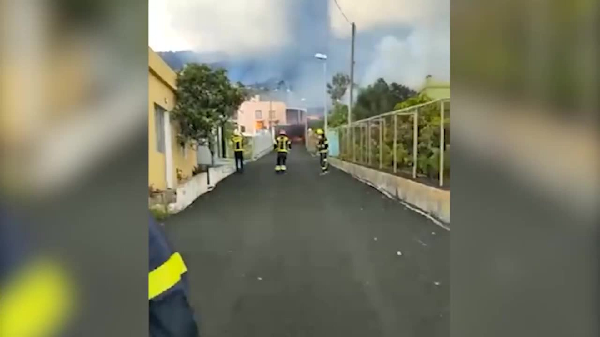 La colada de lava sigue avanzando causando daños en viviendas en La Palma