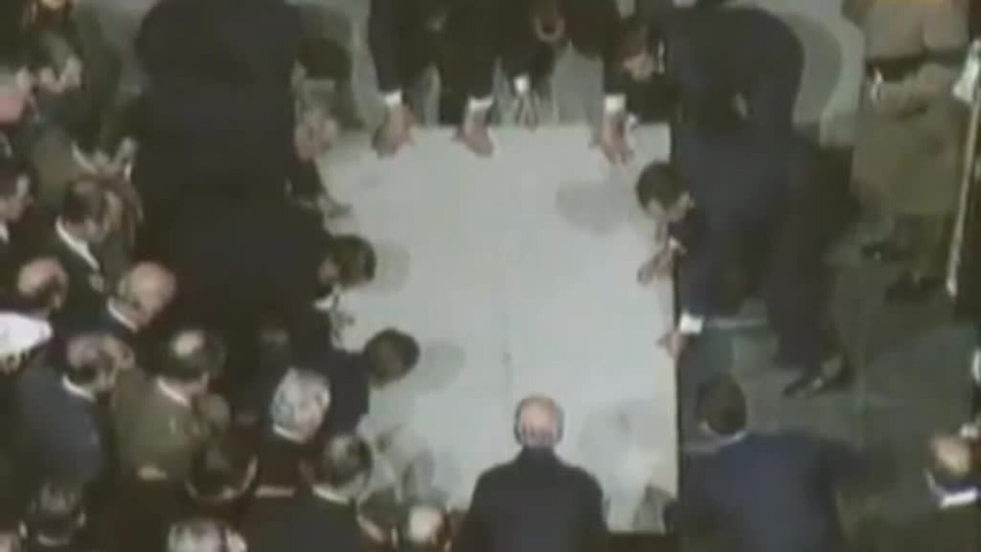 El Gobierno marca el 25 de octubre como fecha límite para sacar los restos de Franco del Valle de los Caídos