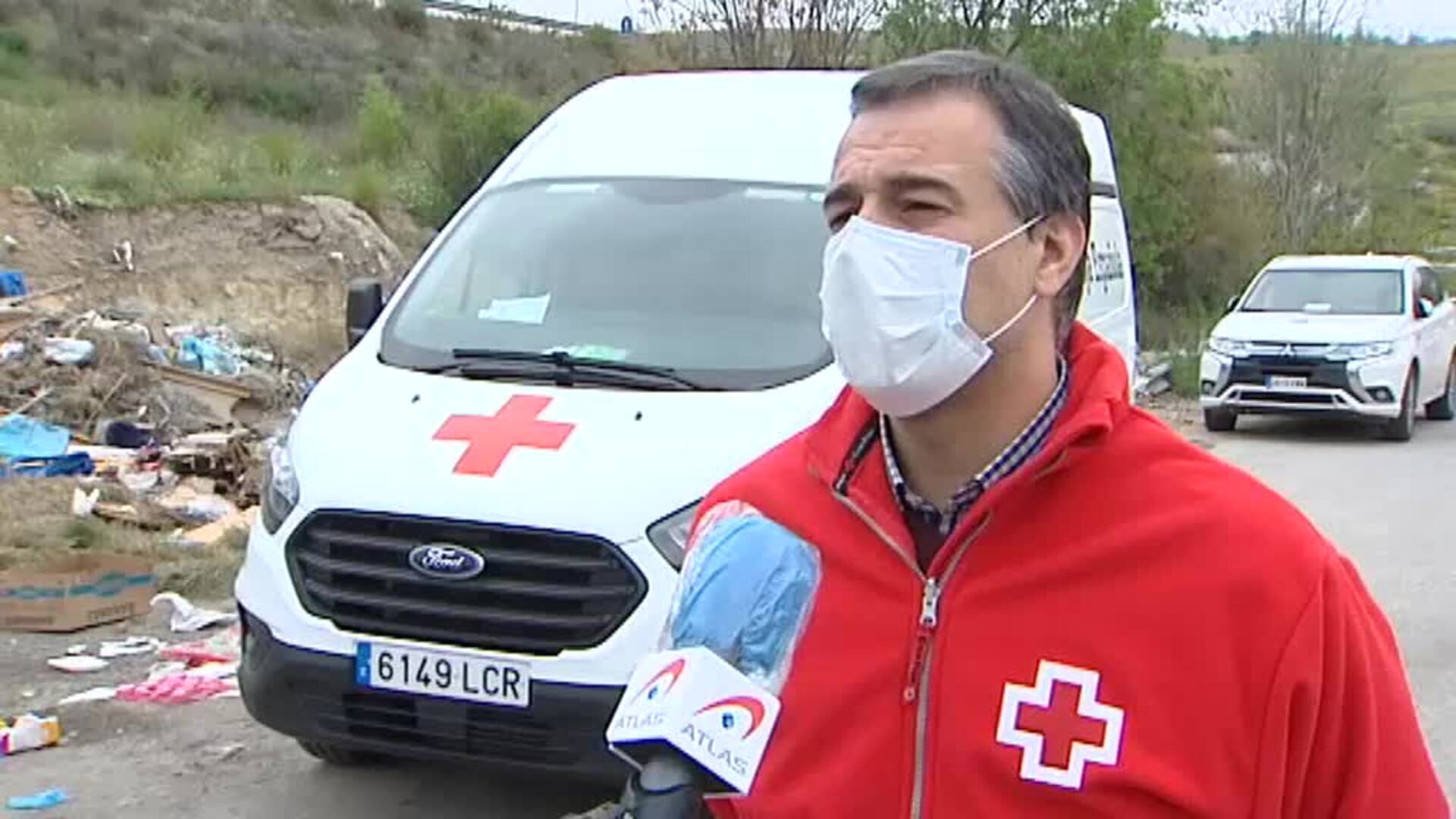 La Cruz Roja reparte alimentos en la Cañada Real Galiana