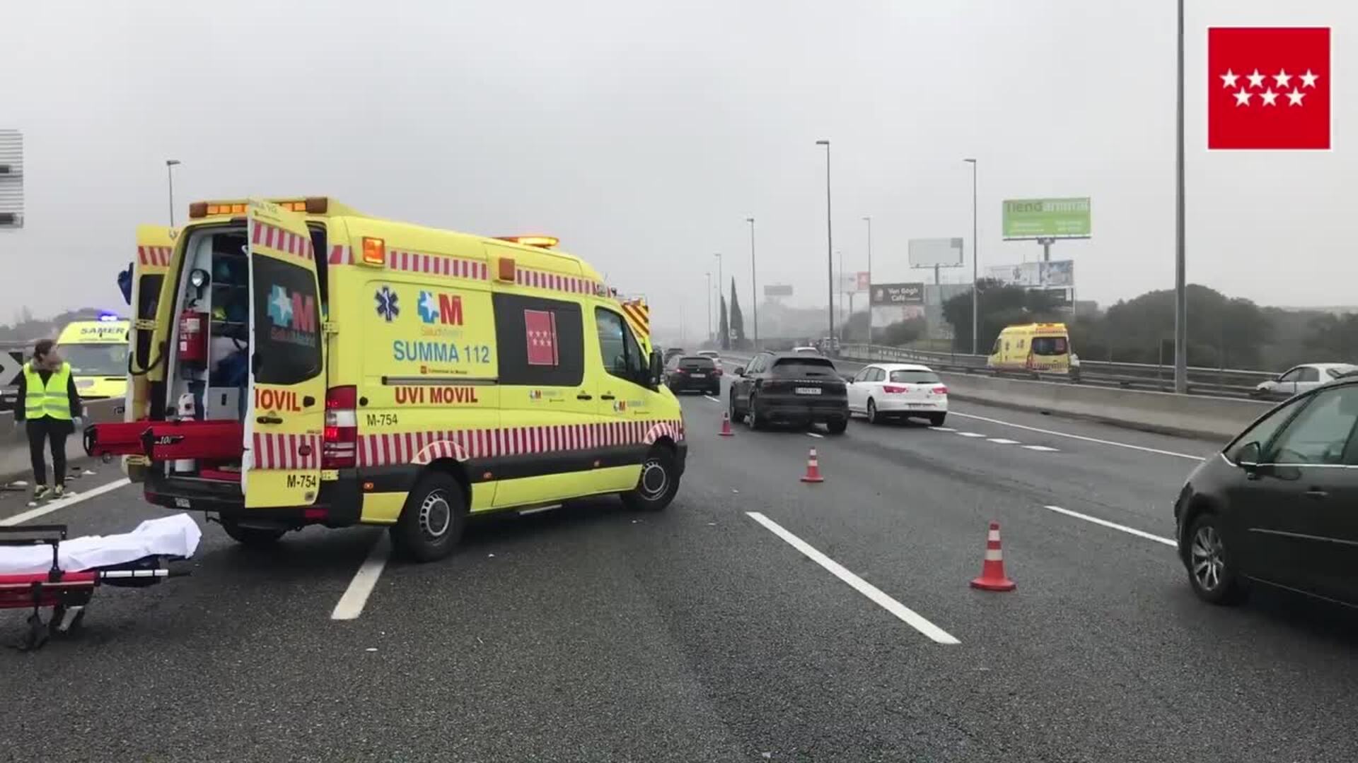Dos heridos graves tras chocar un coche contra un pilar de señalización en la A-6