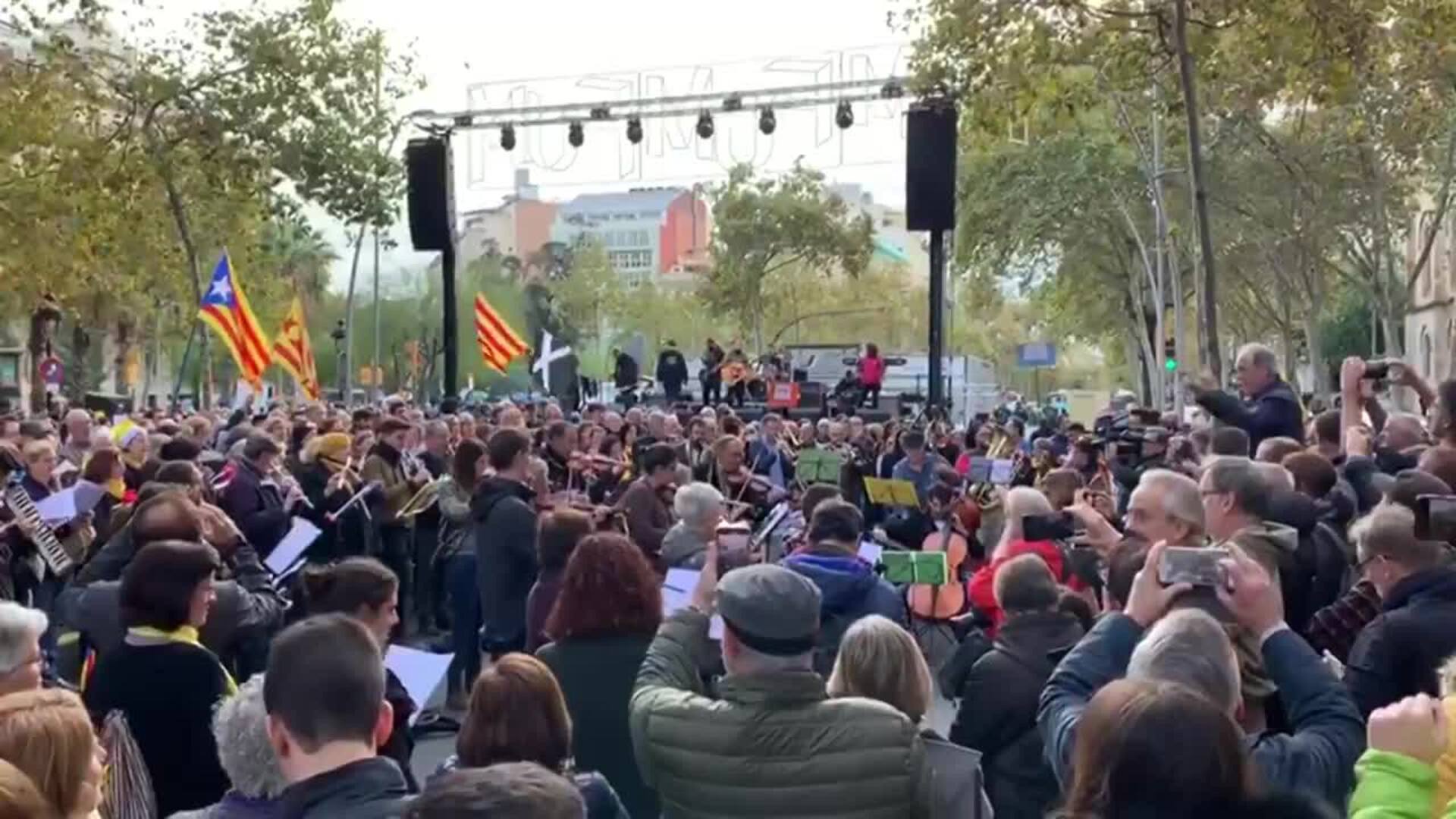 Tocan el &#039;Cant de la Senyera&#039; en el acto de Tsunami Democràtic