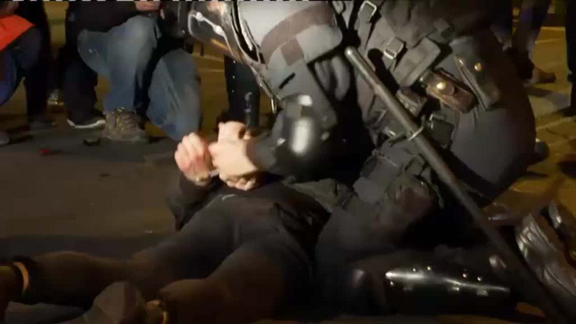 Fuertes disturbios en Barcelona al término de la manifestación en favor de la libertad de Pablo Hasél