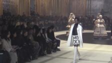 Dior desfila en la Semana de la Moda de París viajando hasta la década de 1960