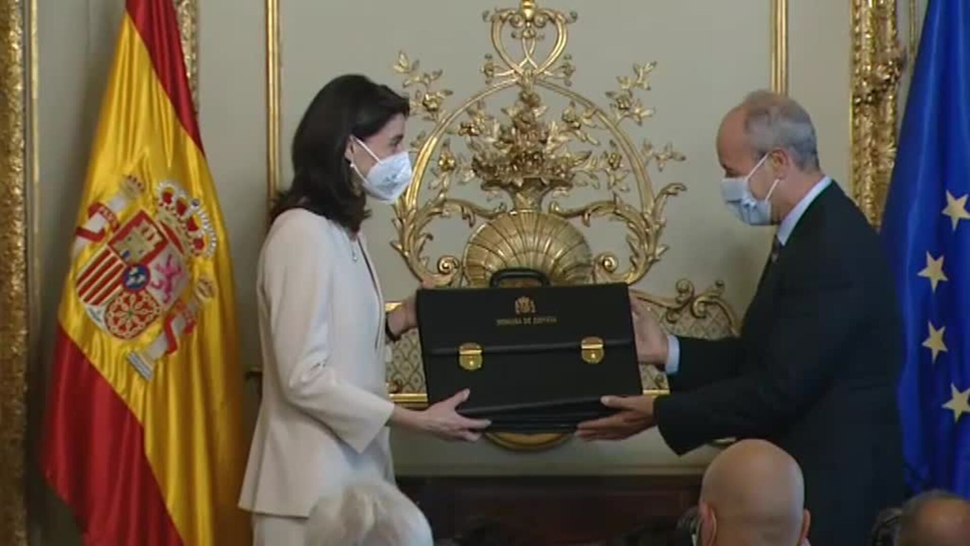 Los nuevos ministros reciben sus carteras