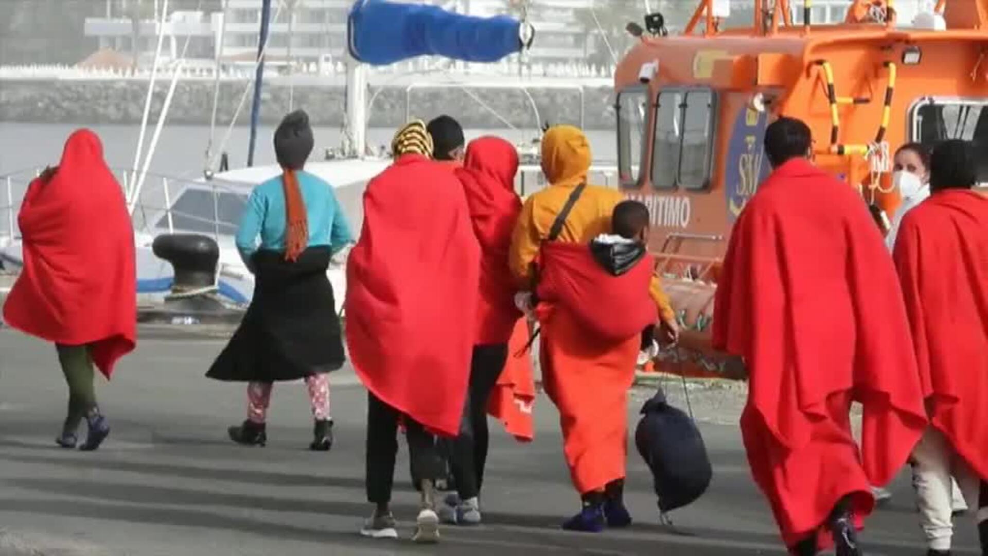 España rescata a 86 inmigrantes a la deriva en dos botes en aguas canarias