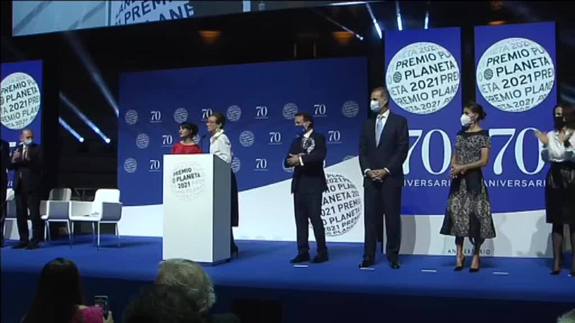 Los reyes entregan el Premio Planeta 2021 a los autores de &#039;La bestia&#039;