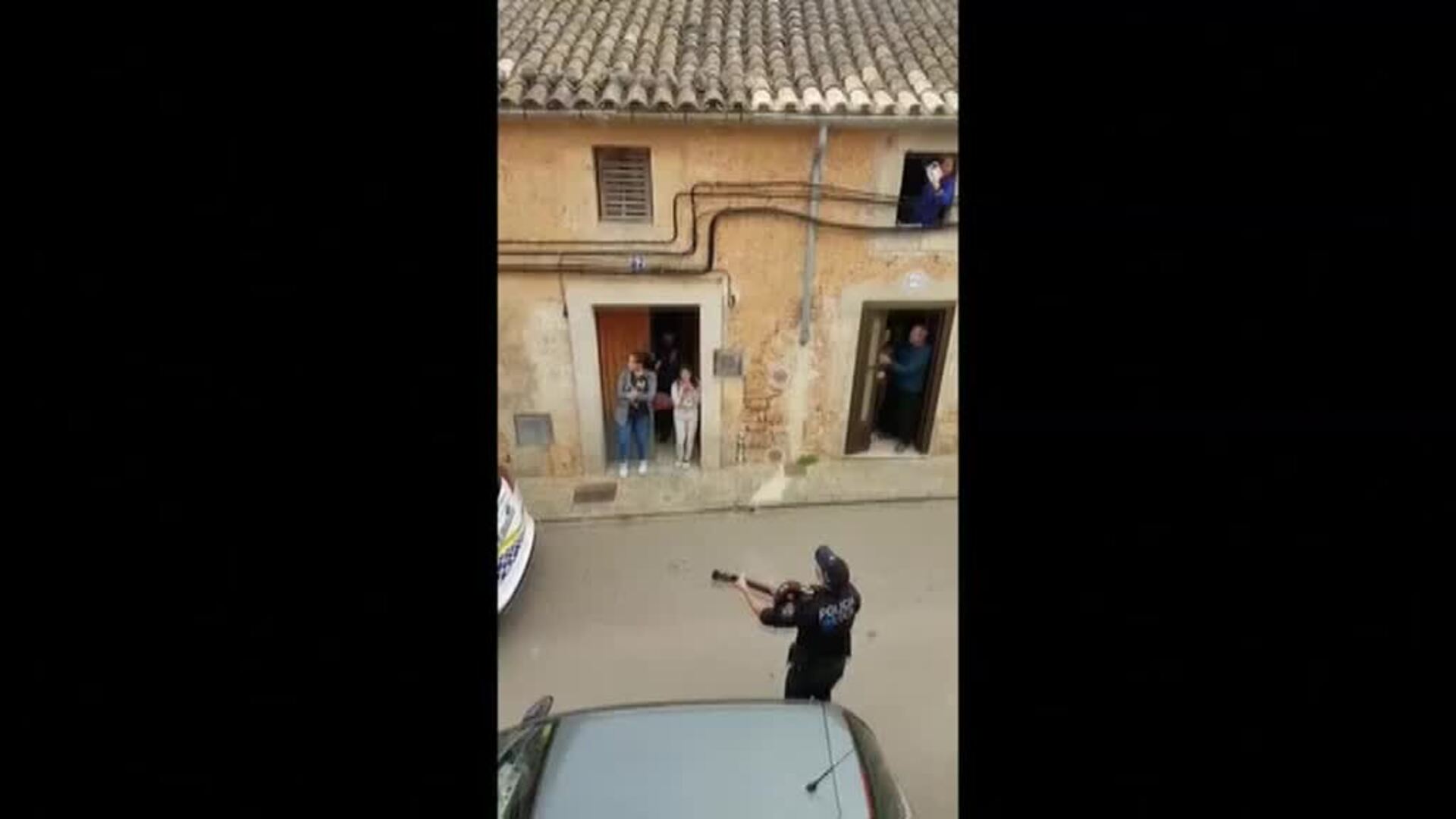 Agentes de la Policía Local de Mallorca animan a los vecinos con música