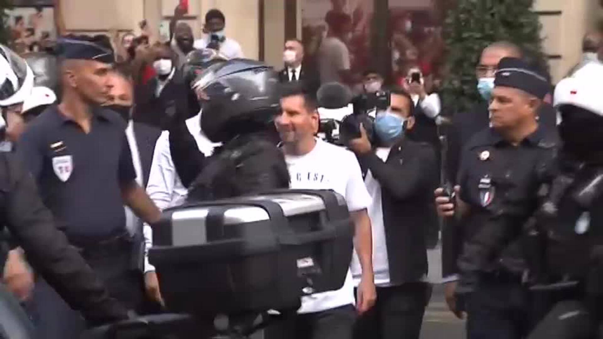 Messi causa furor en París al salir a saludar a sus fans