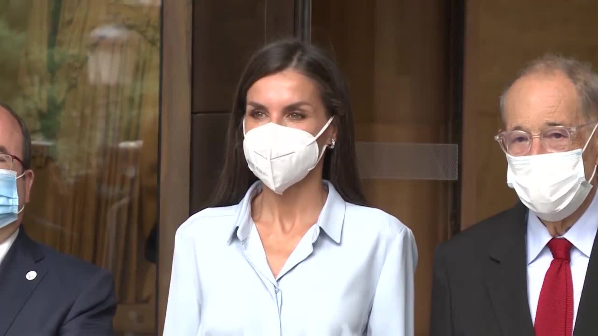 La Reina Letizia &#039;desafía&#039; a la lluvia con un vestido azul cielo