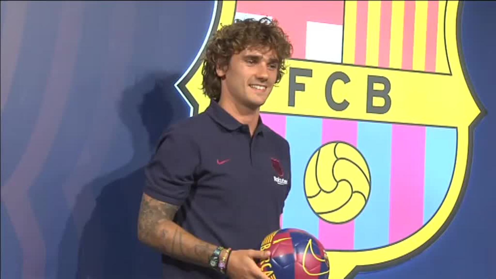 Antoine Griezmann posa ante el escudo del Barça