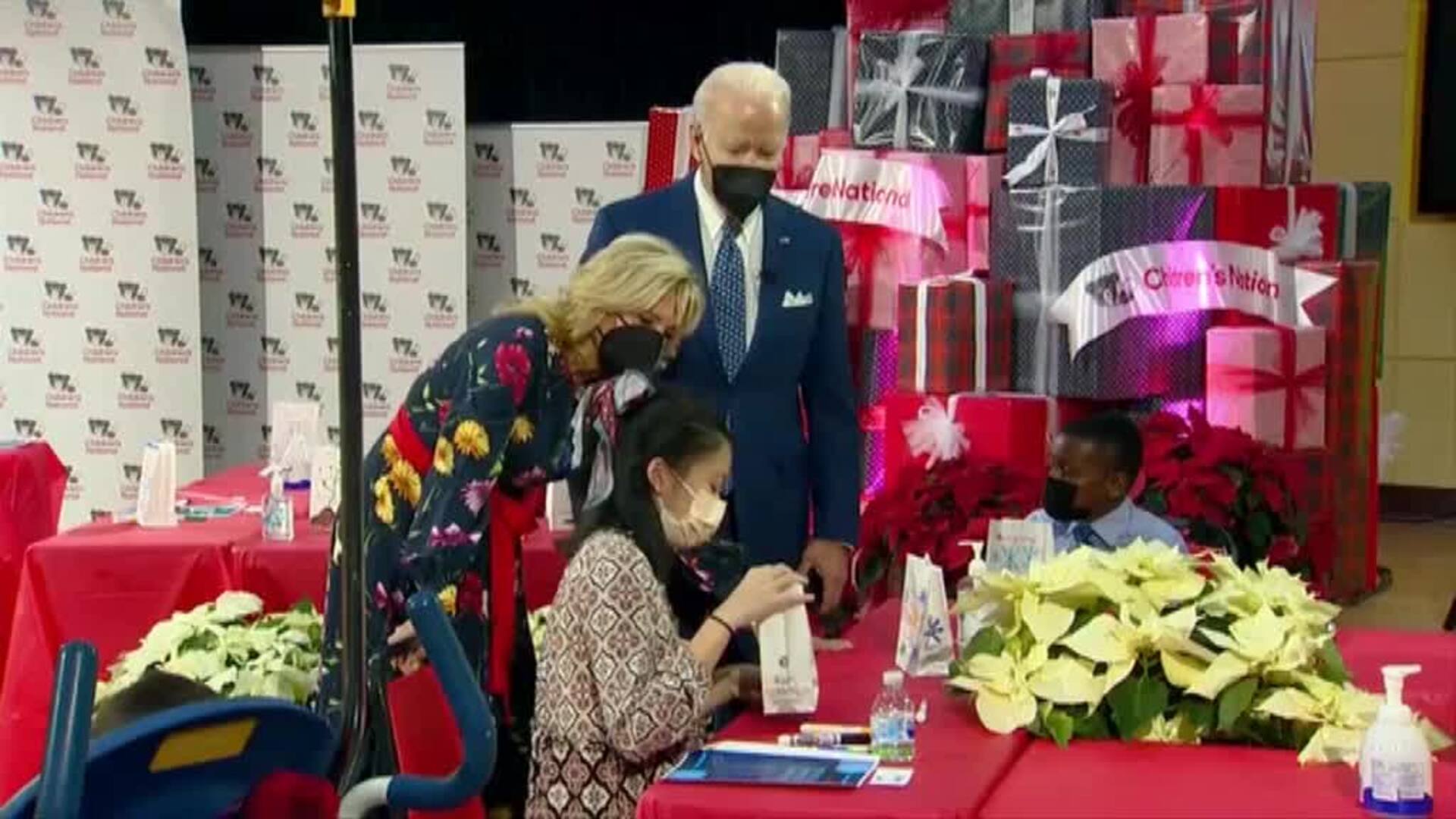 Biden lee cuentos de Navidad a los niños del Hospital Infantil Nacional de Washington