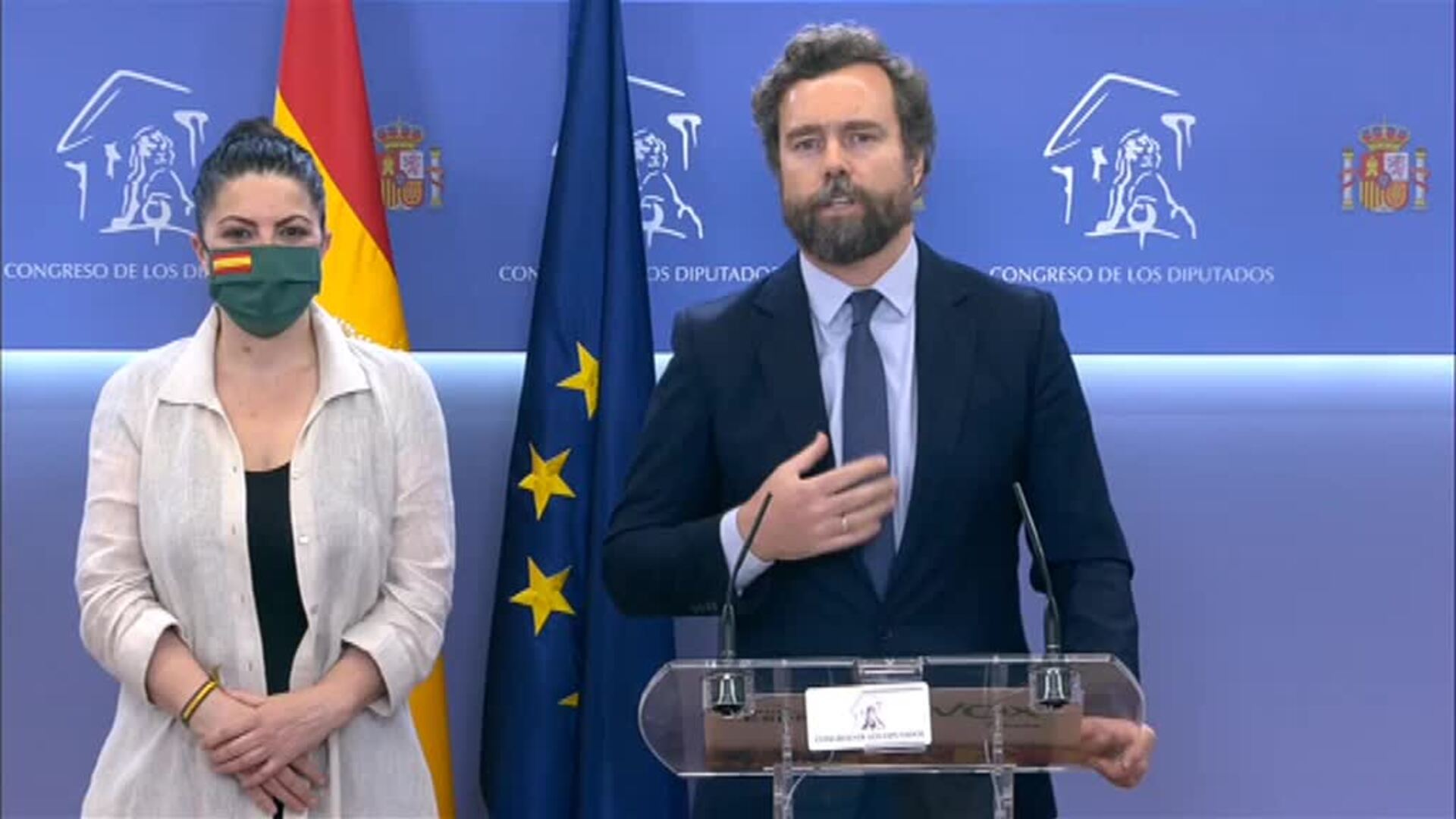 Espinosa de los Monteros reacciona con tensión a una pregunta sobre las agresiones a periodistas