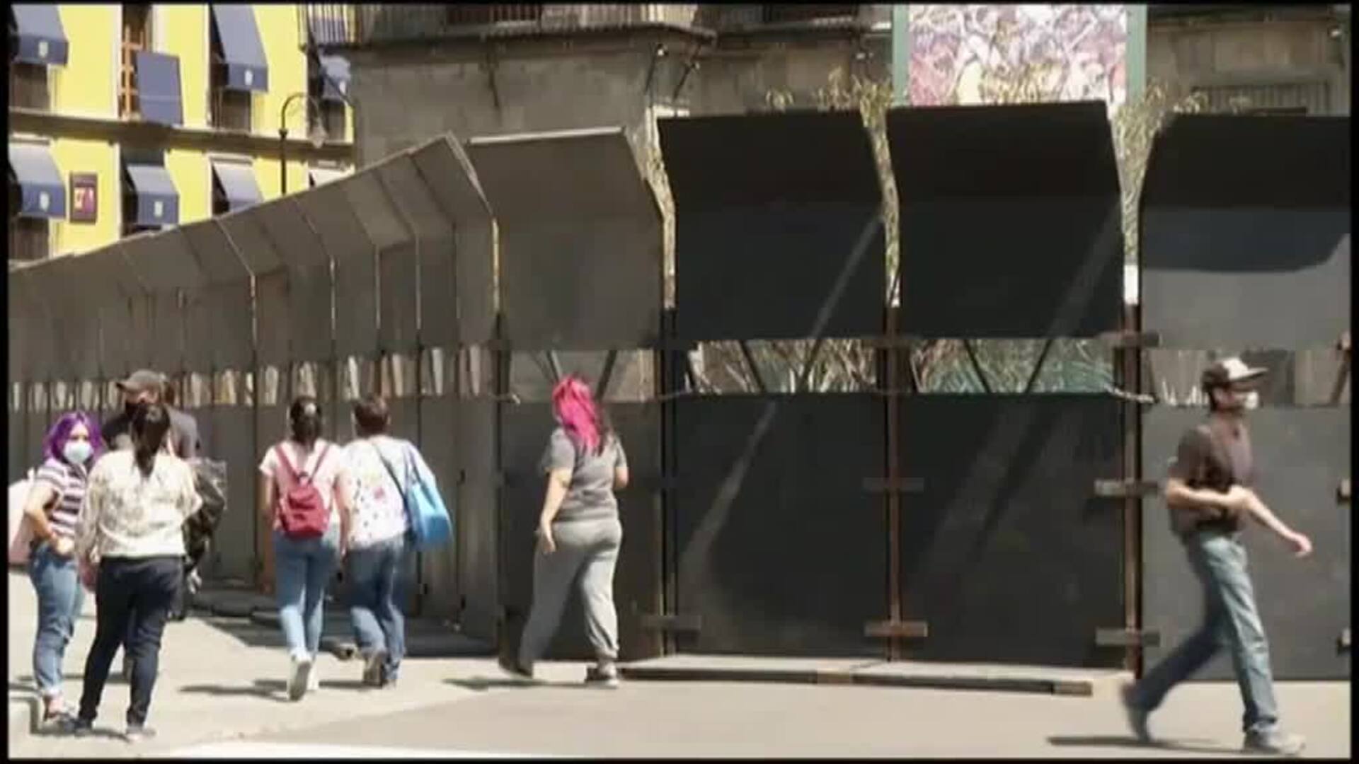 México instala vallas de tres metros en el Palacio Presidencial ante la marcha feminista del 8M