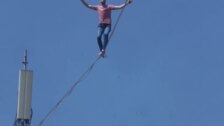 Famoso funambulista francés cruza sobre una cuerda a 50 metros de altura la arteria de Santiago