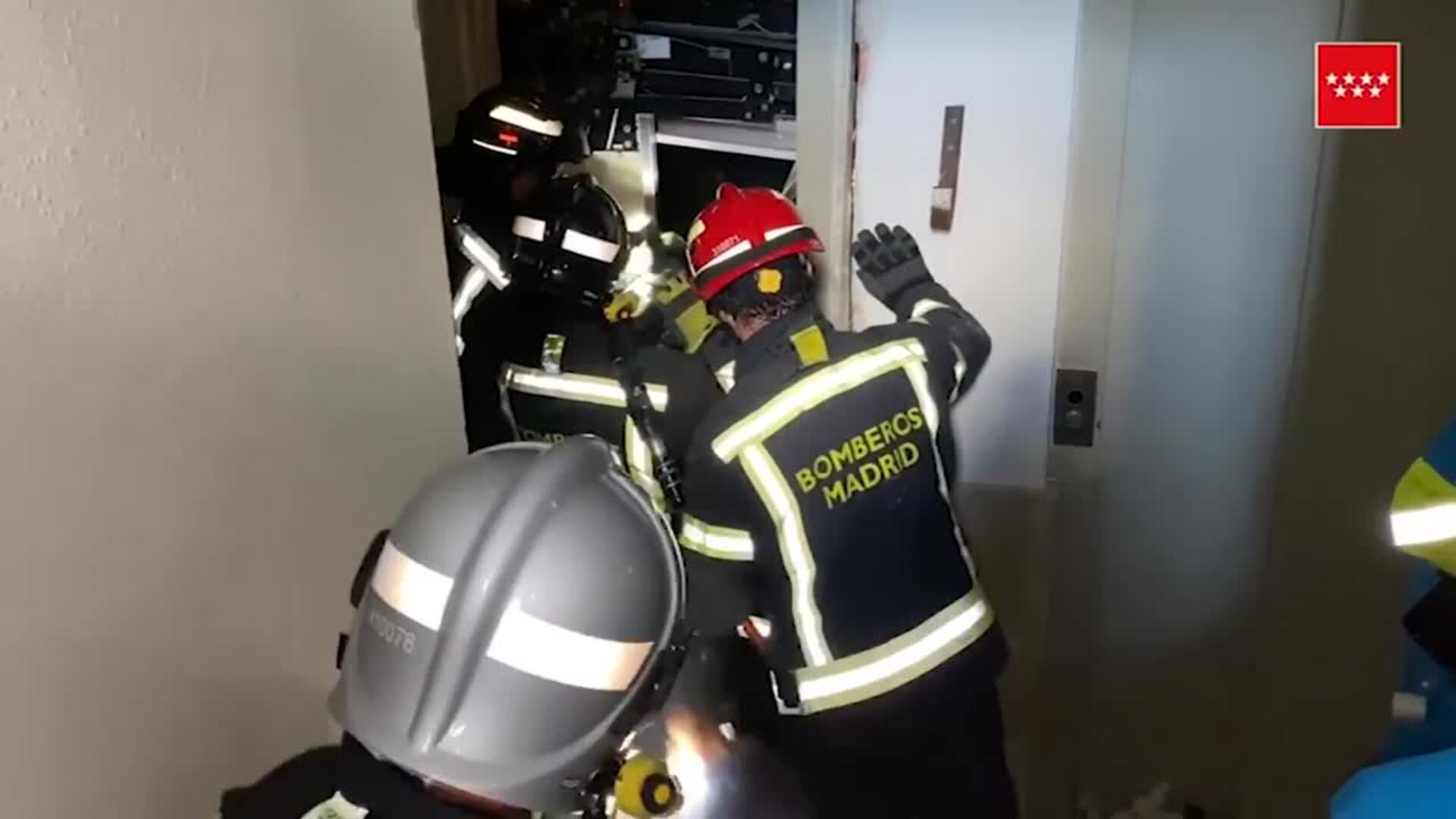 Dos trabajadores heridos graves al desplomarse un ascensor