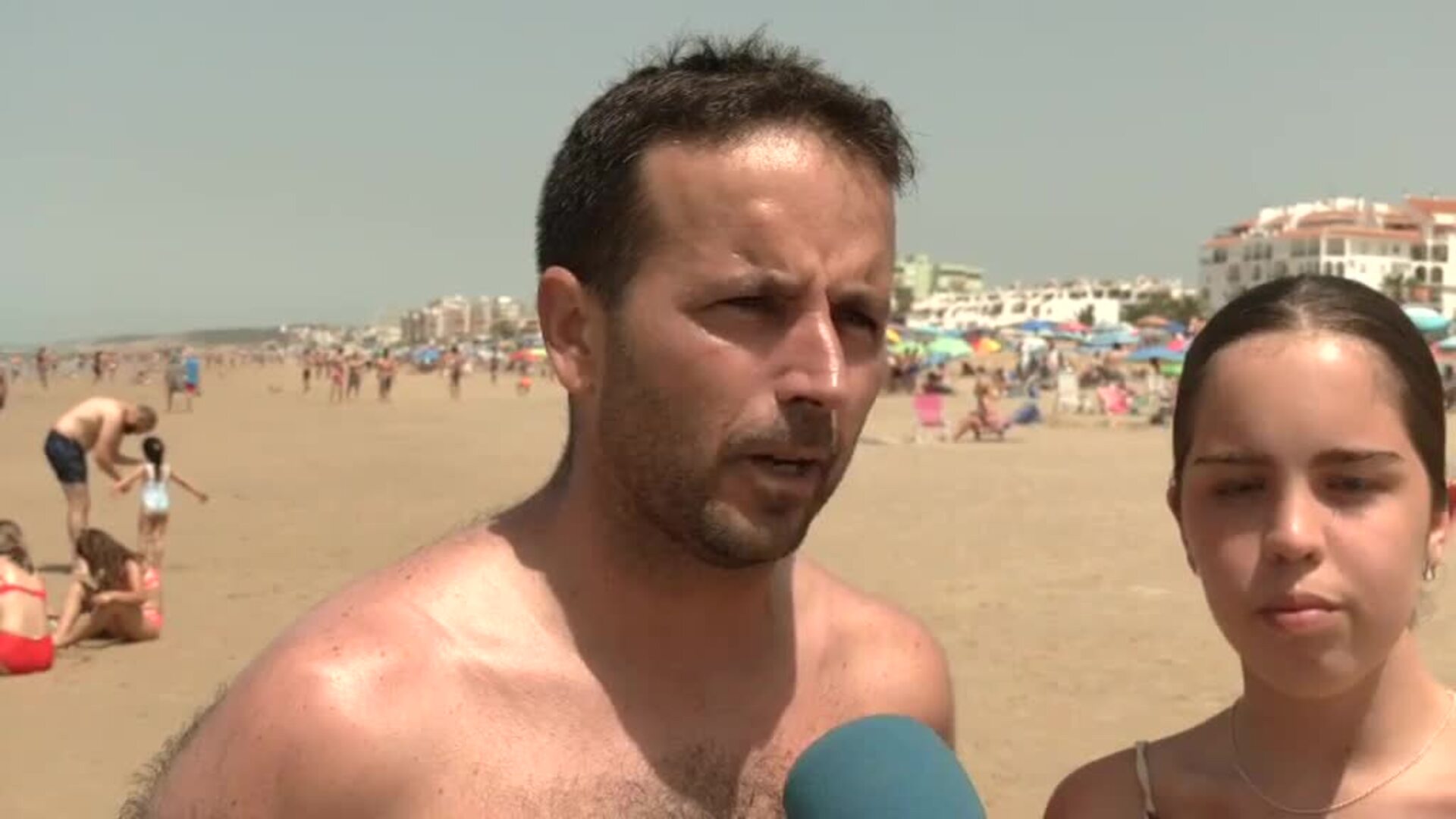 Los andaluces viven la jornada de reflexión en la playa antes del 19-J