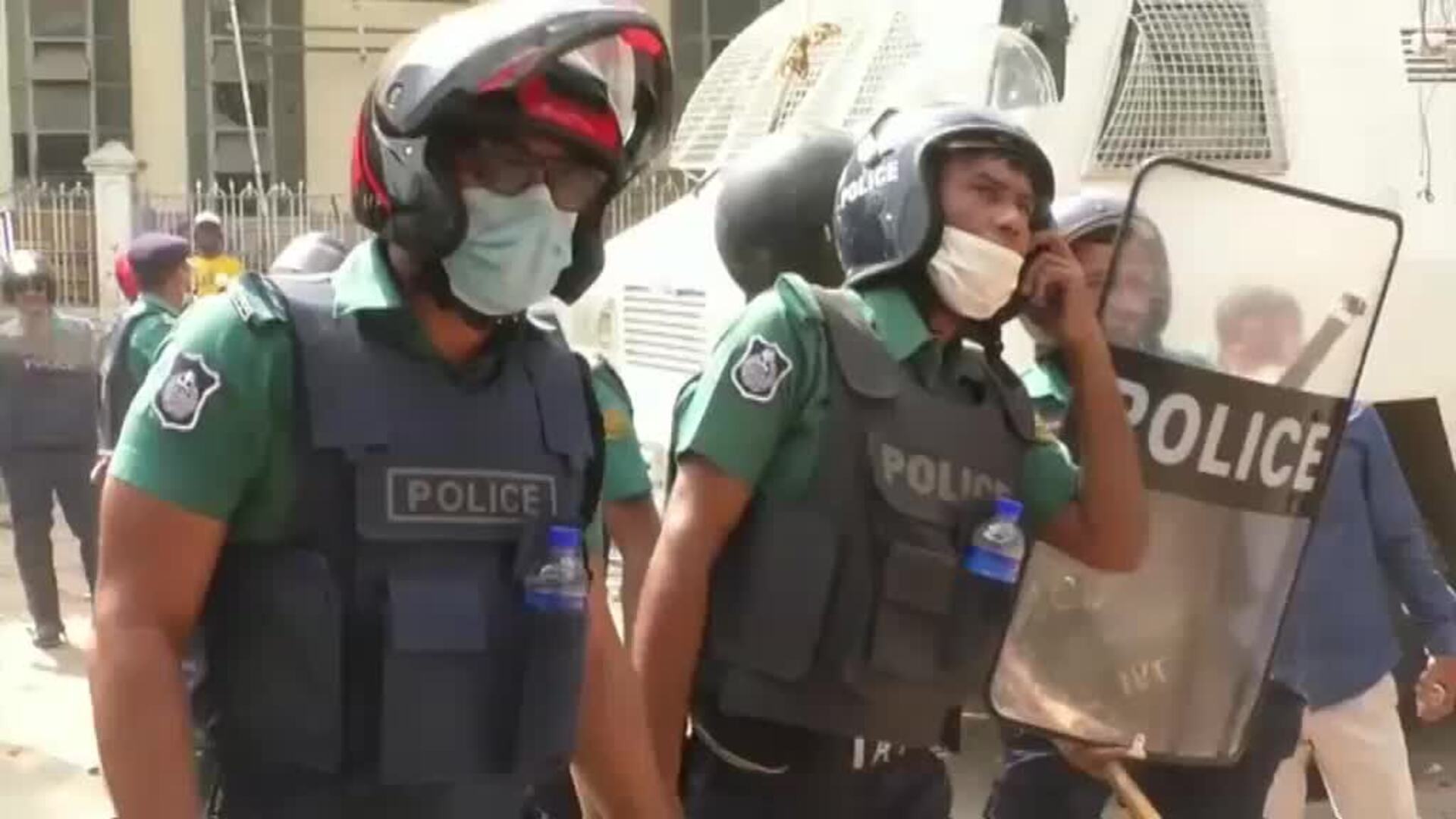 Un grupo de activistas islámicos se enfrenta a la policía en Bangladesh