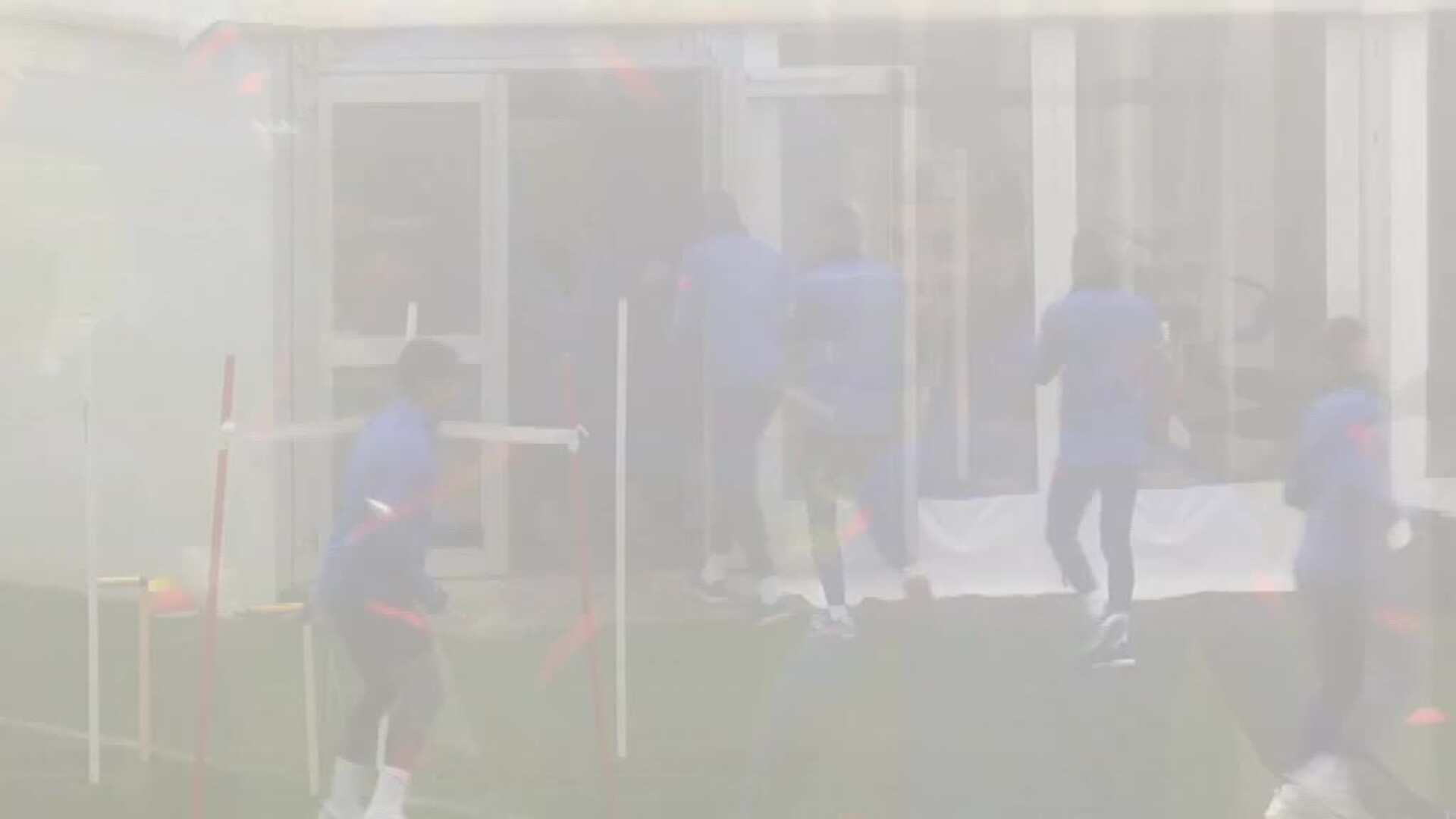 Intensa sesión de entrenamiento del Atlético de Madrid bajo la niebla
