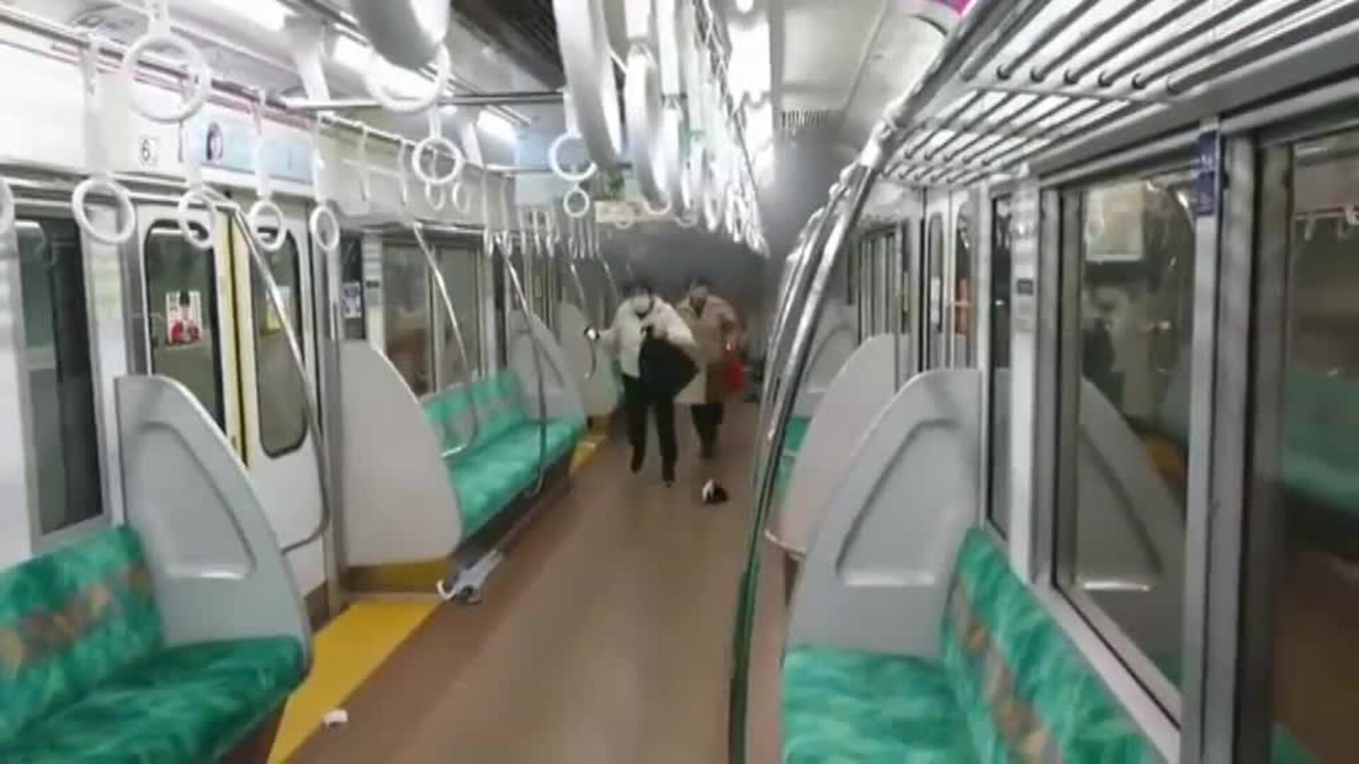 Un joven disfrazado del Joker con ácido y un cuchillo siembra el pánico en el metro de Tokio
