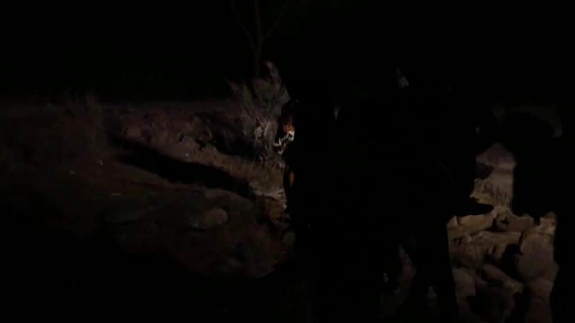 Mujeres con niños en brazos cruzan el Río Grande en lanchas neumáticas cada noche para llegar a EEUU