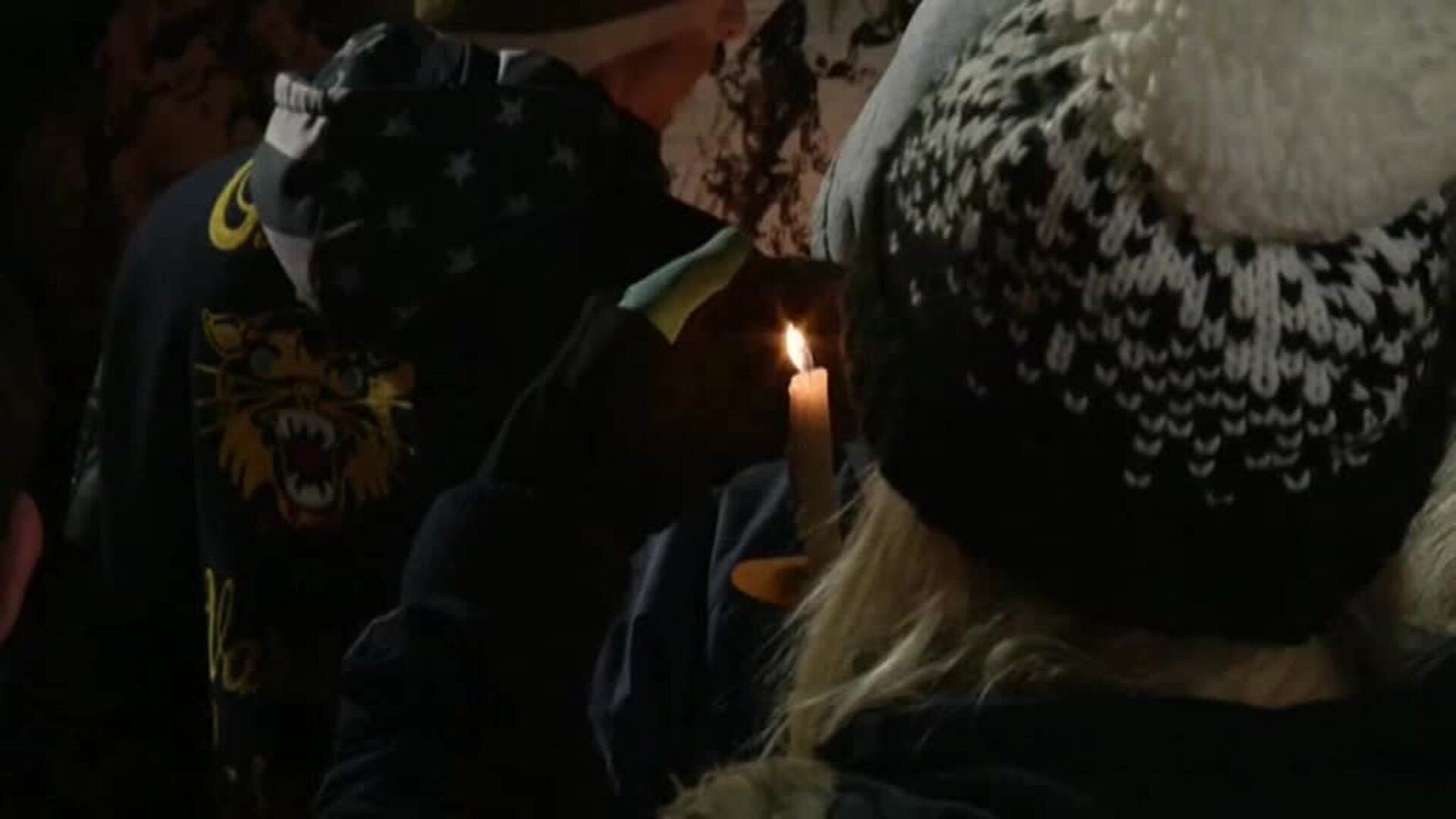 Emotiva vigilia en memoria de las víctimas del tiroteo en una escuela de Michigan