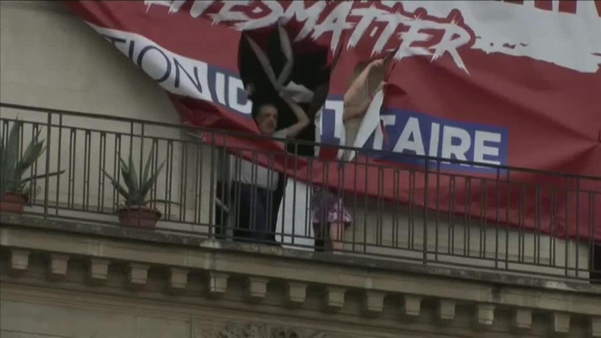 Un grupo de extrema derecha trata de boicotear una protesta contra el racismo en París