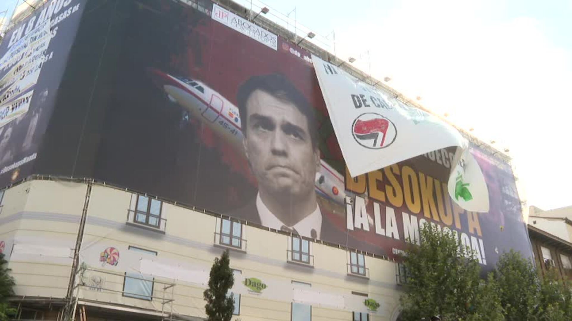 Nueva lona en la calle de Atocha, Madrid