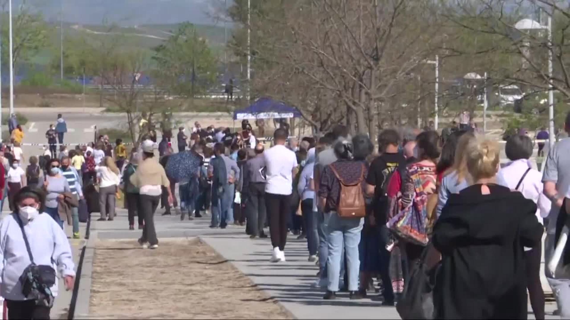 Largas colas a las puertas del Zendal para recibir la vacuna