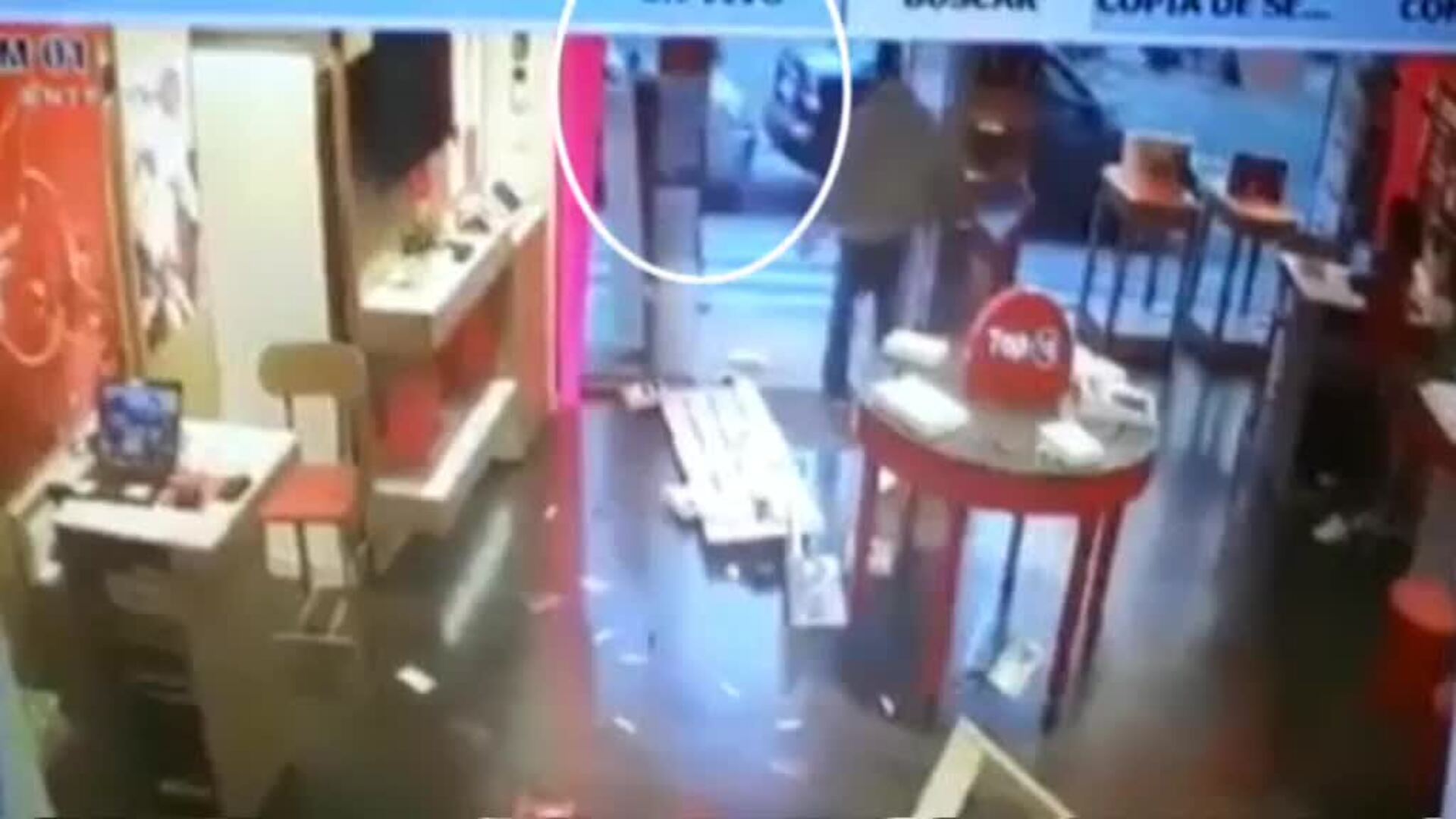 Desvalijan una tienda de móviles en 35 segundos