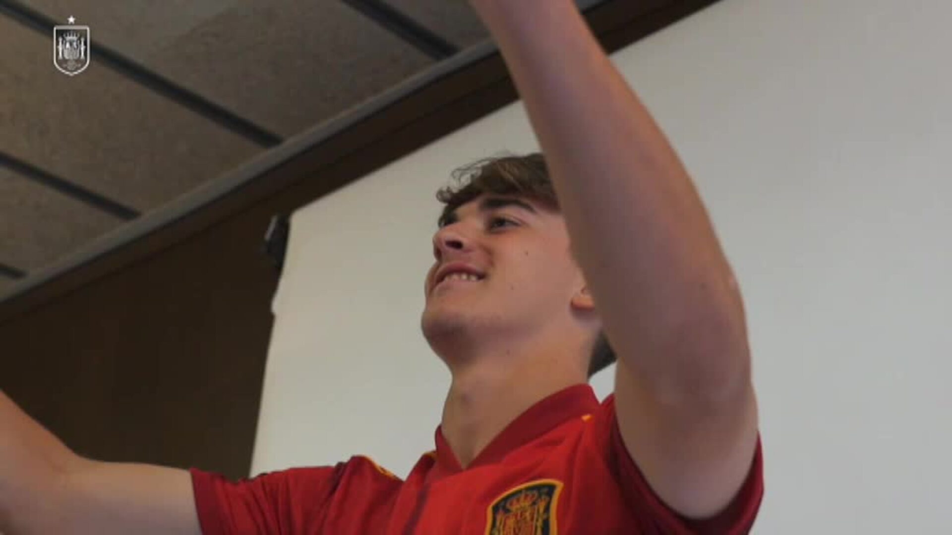 Los debutantes Gavi y Yeremi Pino ya posan con la camiseta de la Roja