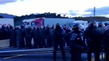 Cortes en La Junquera, en directo: Los Mossos detienen a un camionero tras intentar embestir a manifestantes de «Tsunami Democràtic»