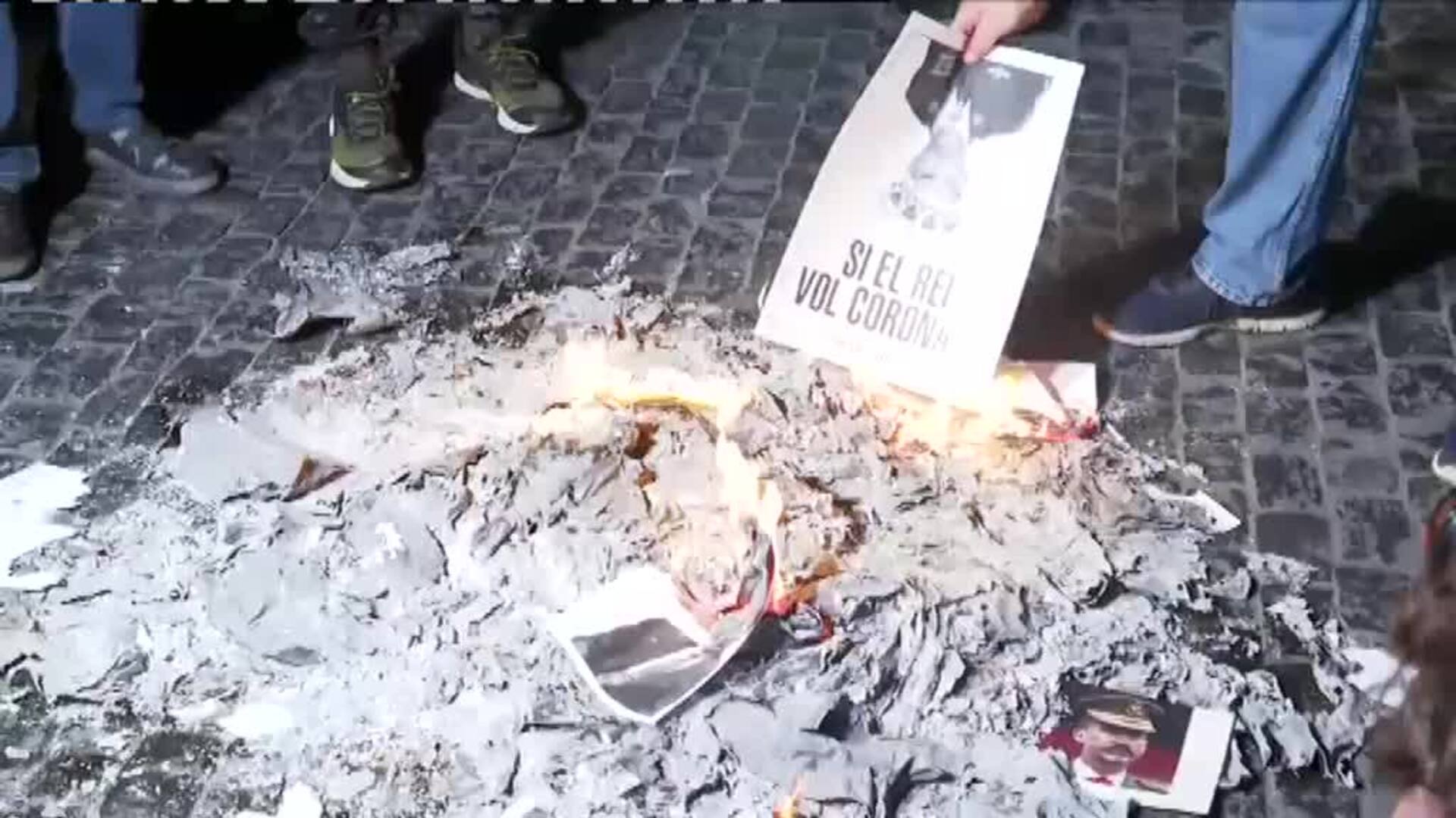 Independentistas queman fotos del rey en Barcelona