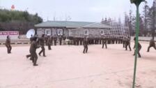 Lágrimas, canciones y emoción en un nuevo vídeo propagandístico de Corea del Norte
