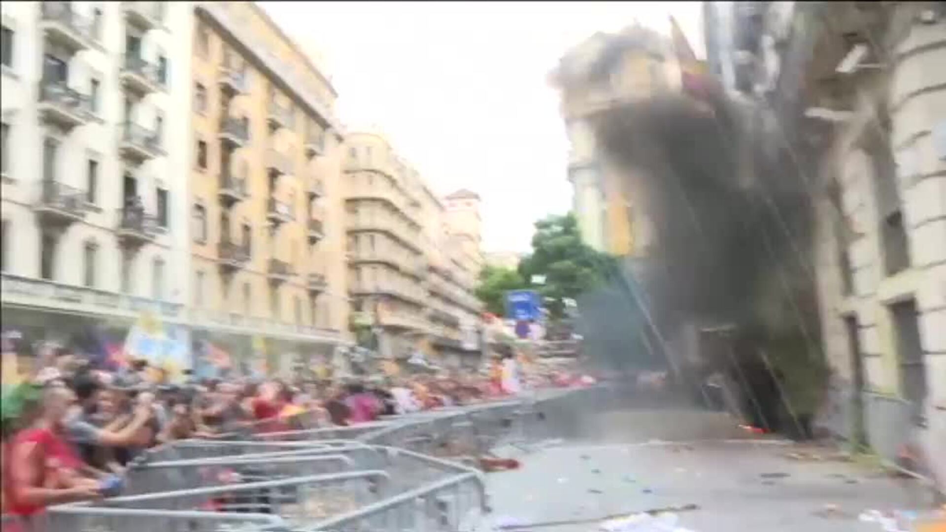 Incidentes en la marcha de la Diada a su paso por la Jefatura Superior de Policía de Barcelona