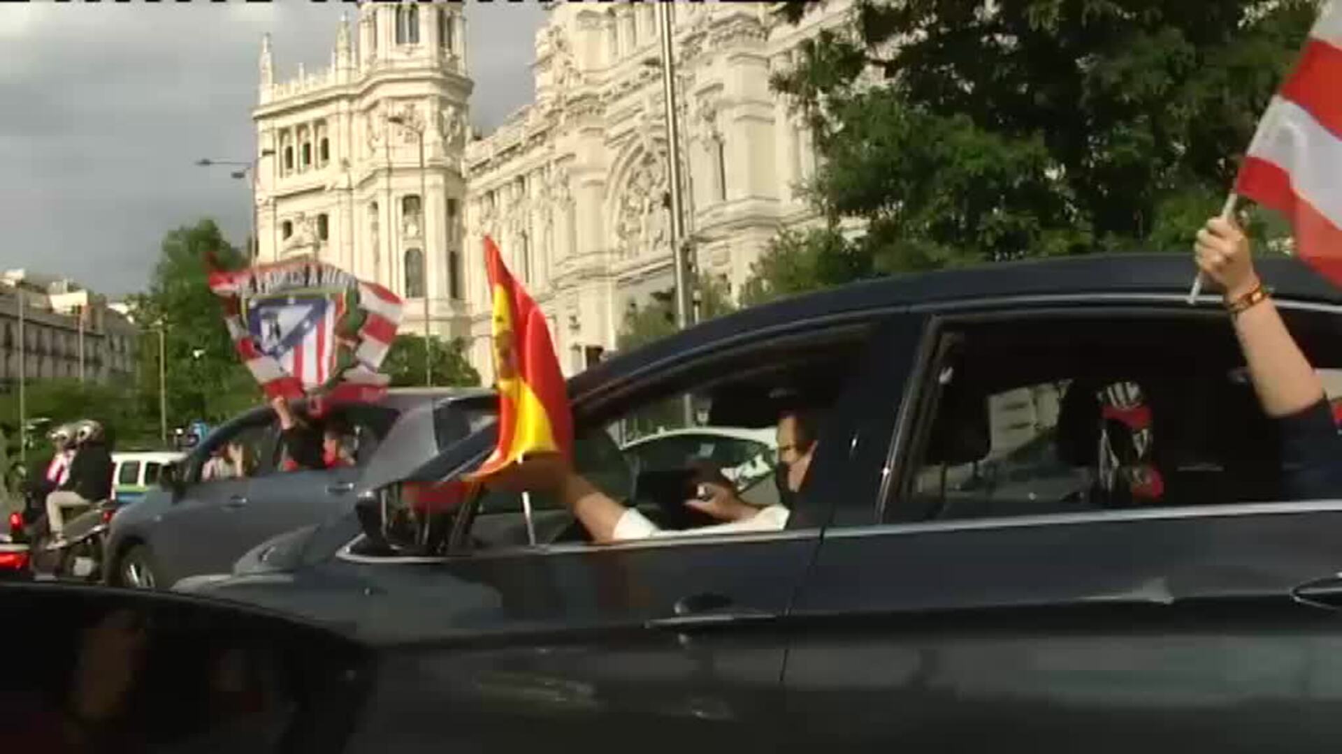Caravana rojiblanca desde Atocha a Plaza de Castilla para celebrar la Liga del Atlético