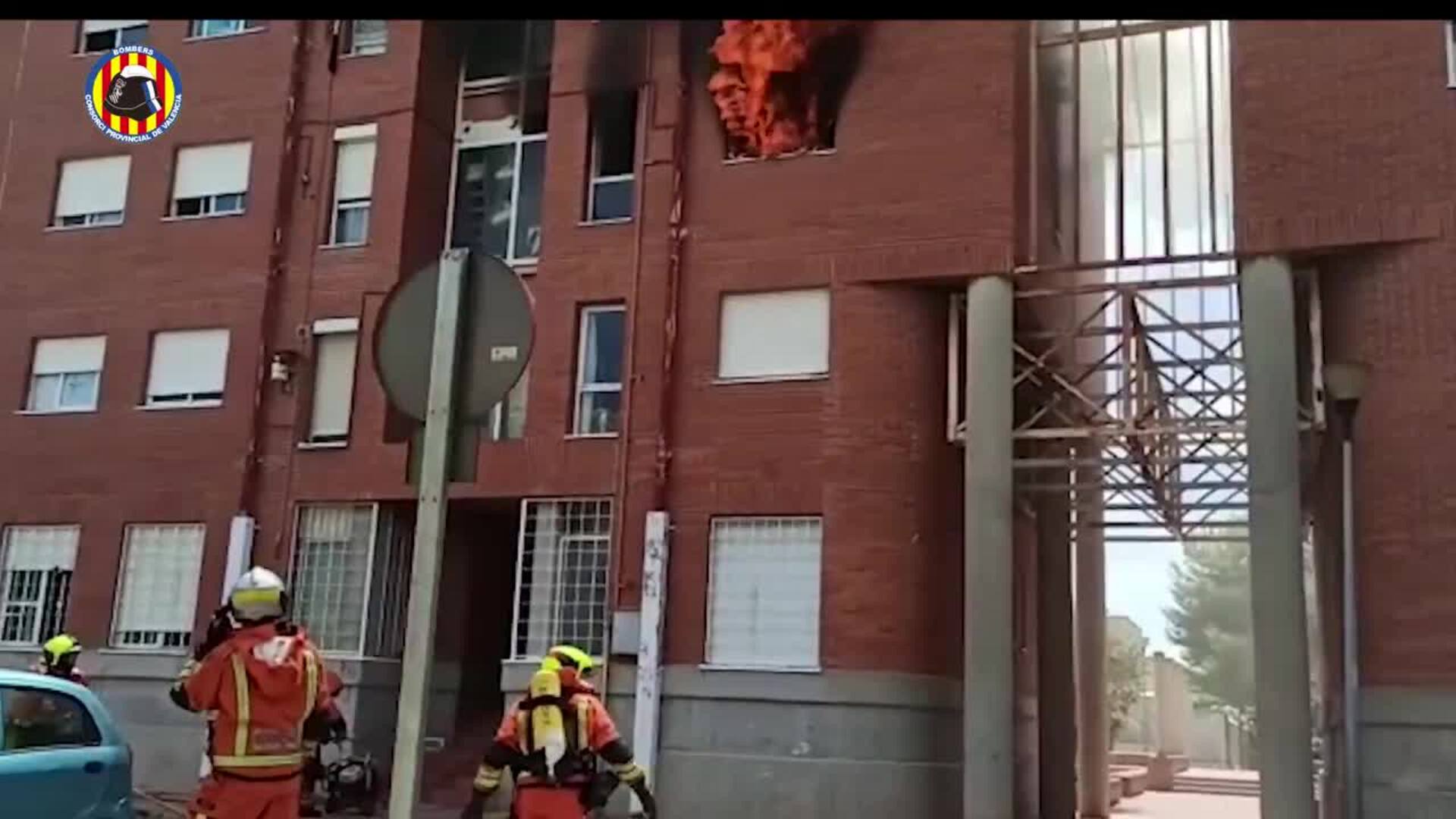 Los bomberos extinguen un incendio en una vivienda de Paterna