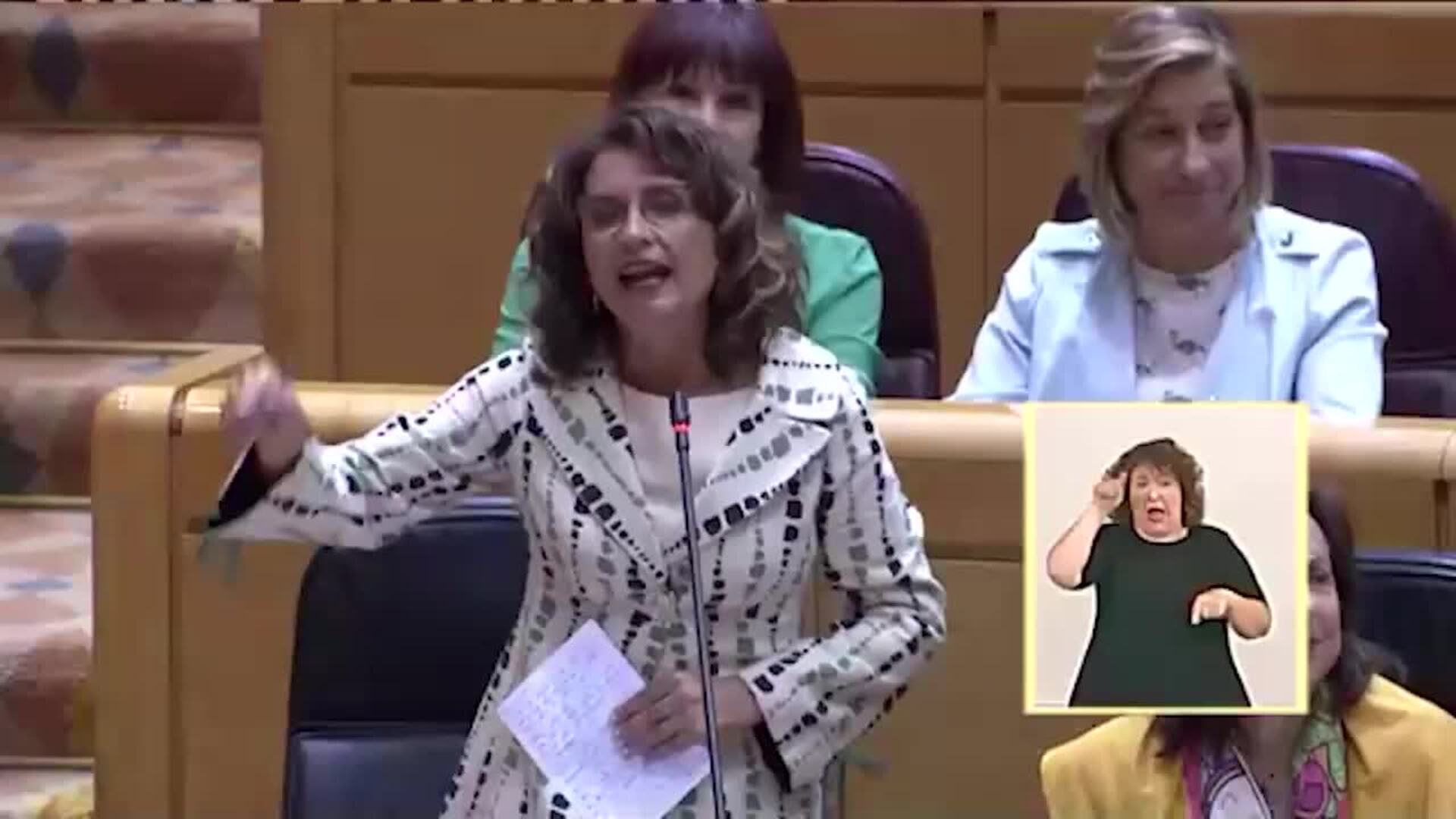 Montero defiende que no se puede bajar el IVA de los combustibles