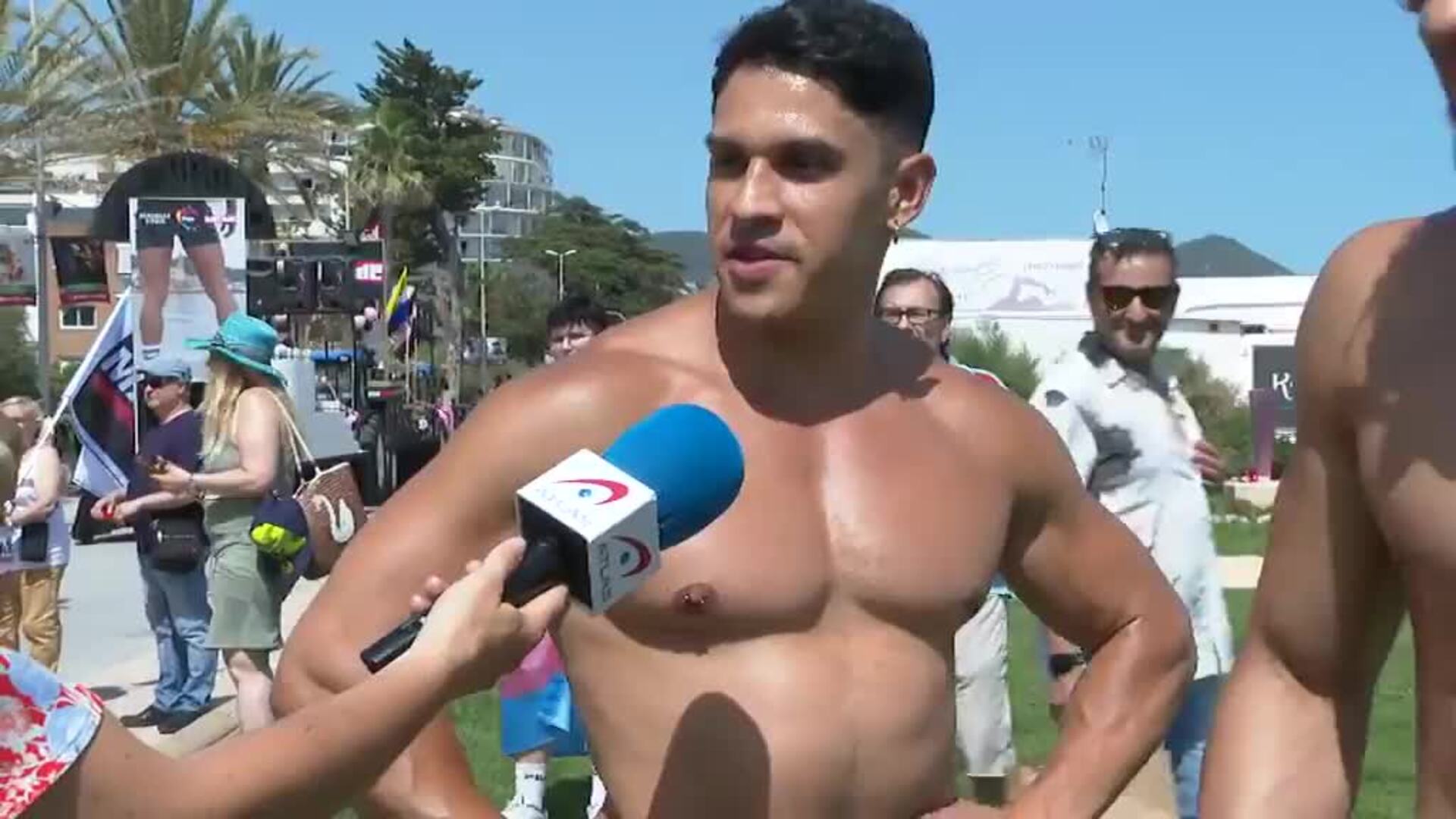 El desfile del Orgullo LGTBi ondea la bandera multicolor en Sitges